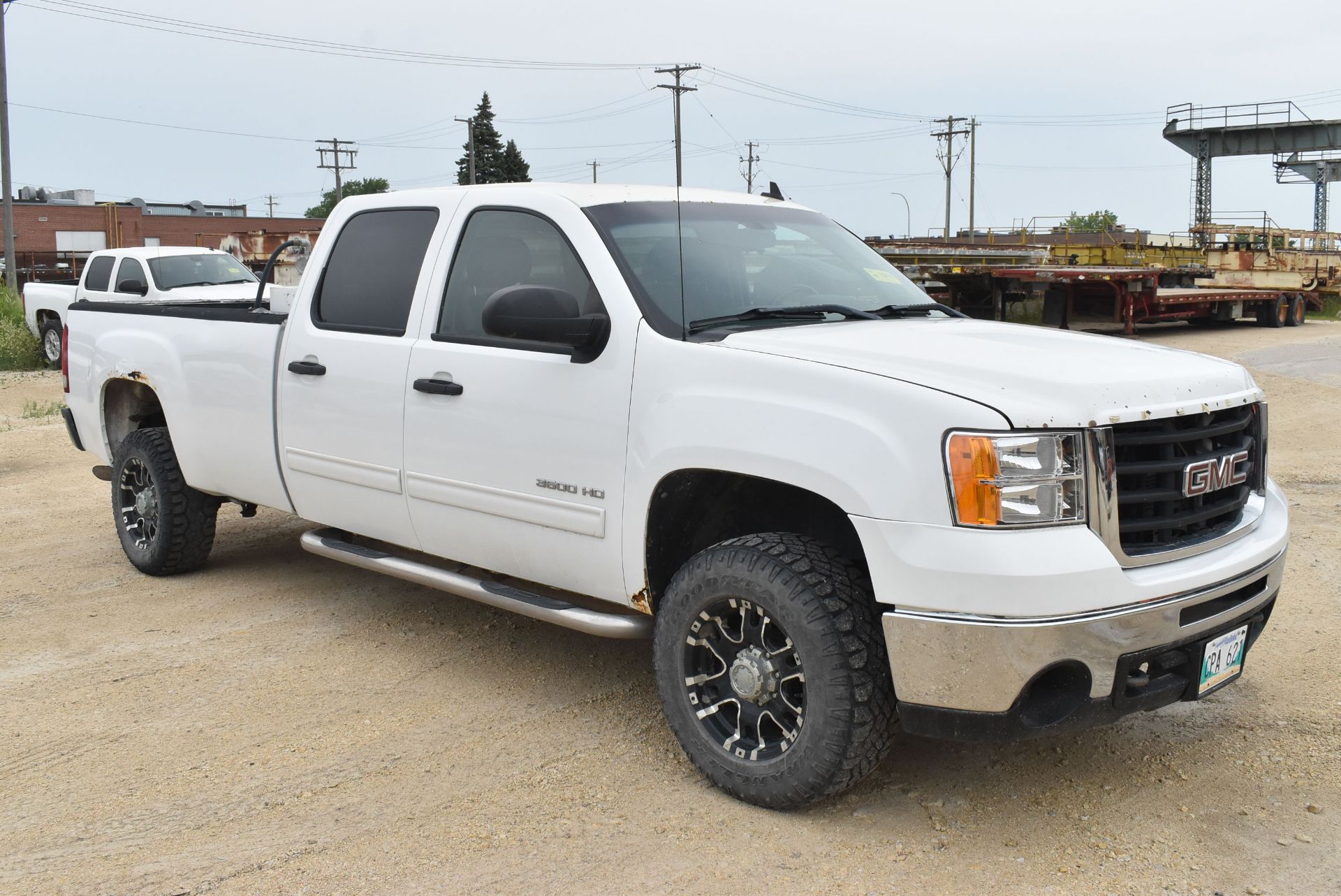 GMC (2010) SIERRA 3500HD SLE 4-DOOR PICKUP TRUCK WITH 6.0L 8-CYLINDER VORTEC GASOLINE ENGINE, - Image 2 of 24