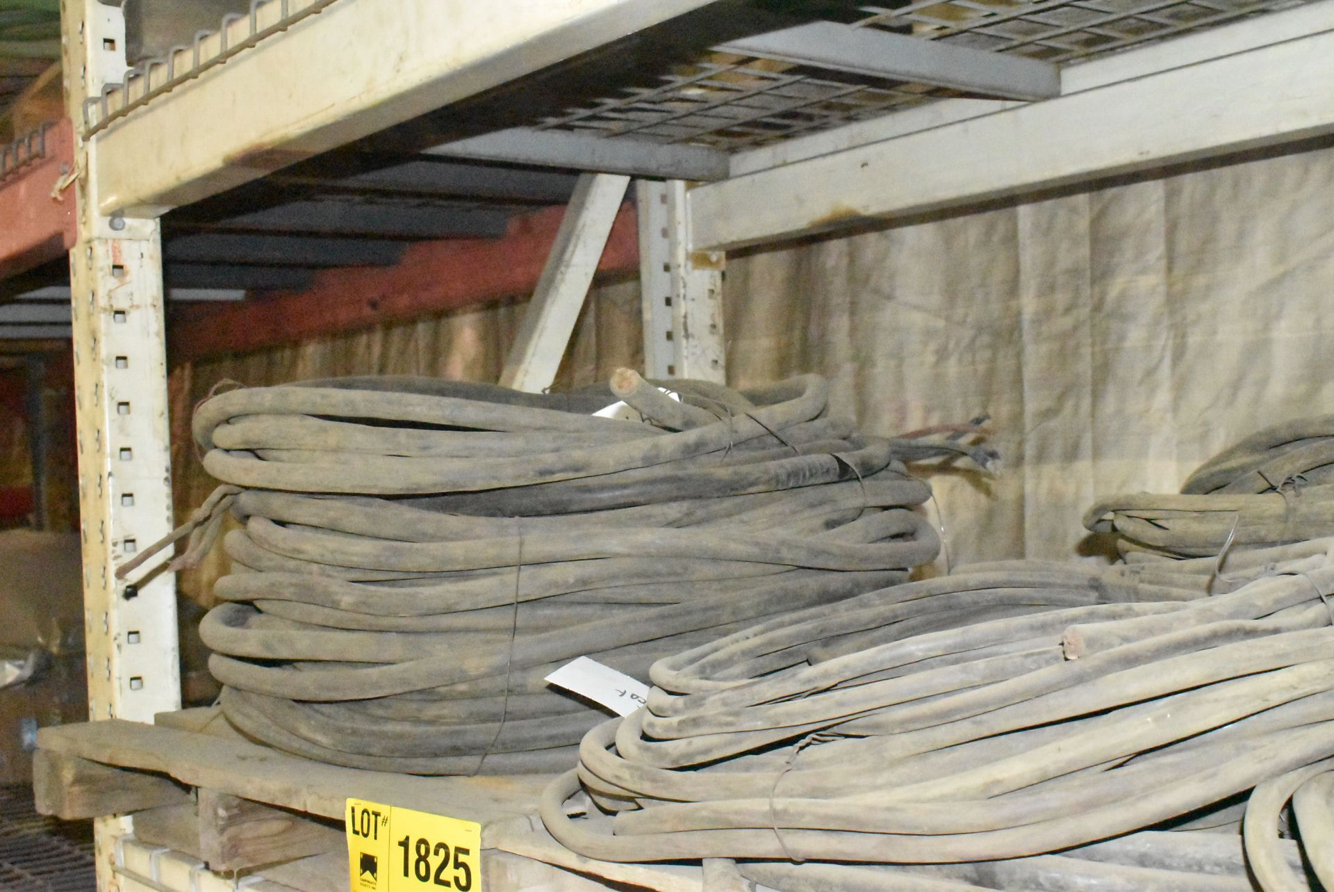 LOT/ CONTENTS OF SHELF - INCLUDING ELECTRICAL CABLE, WELDING CABLES, EXTENSION & TWIST PLUG CORDS [ - Image 6 of 6