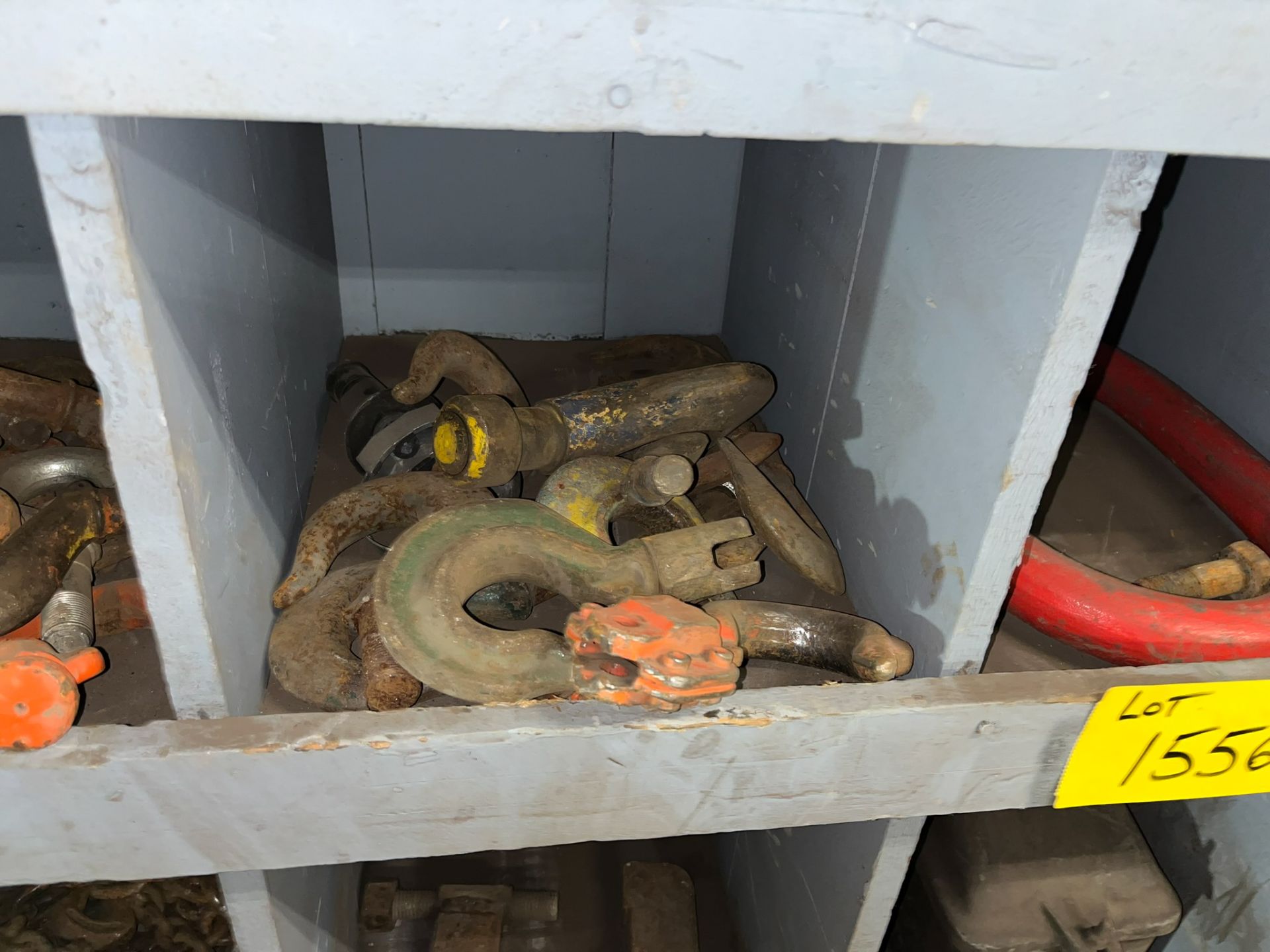 LOT/ CONTENTS OF CABINET - INCLUDING LIFTING HOOKS, MASTER LINKS, CHAINS, ELECTRIC MOTORS - Image 5 of 12