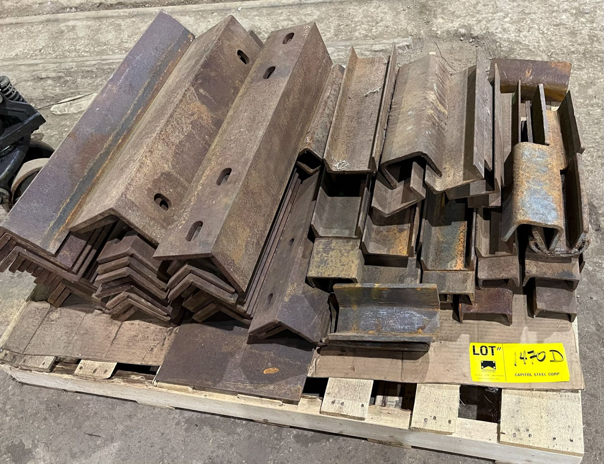 LOT/ SKID OF BACK-TO-BACK CHANNEL SPACERS, STEEL ANGLES & SOFTENERS [RIGGING FEES FOR LOT #