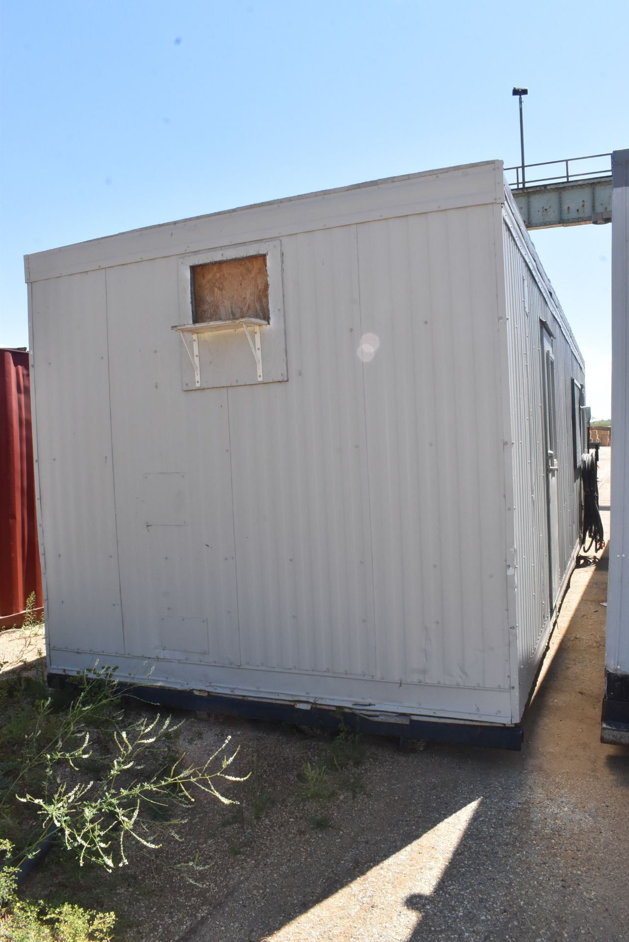 LOT/ 32' SKID-MOUNTED MOBILE OFFICE TRAILER WIRED FOR POWER & LIGHTS WITH OFFICE FURNITURE (CI) ( - Image 5 of 10
