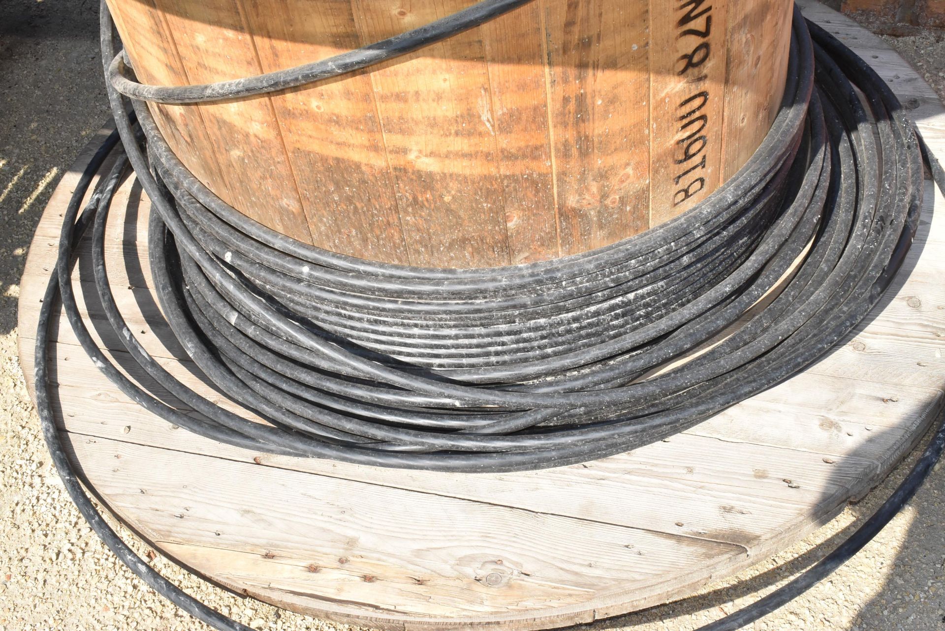 LOT/ ELECTRICAL CABLE & ARTICULATING CABLE TROUGH [RIGGING FEES FOR LOT #2779 - $30 USD PLUS - Image 3 of 3