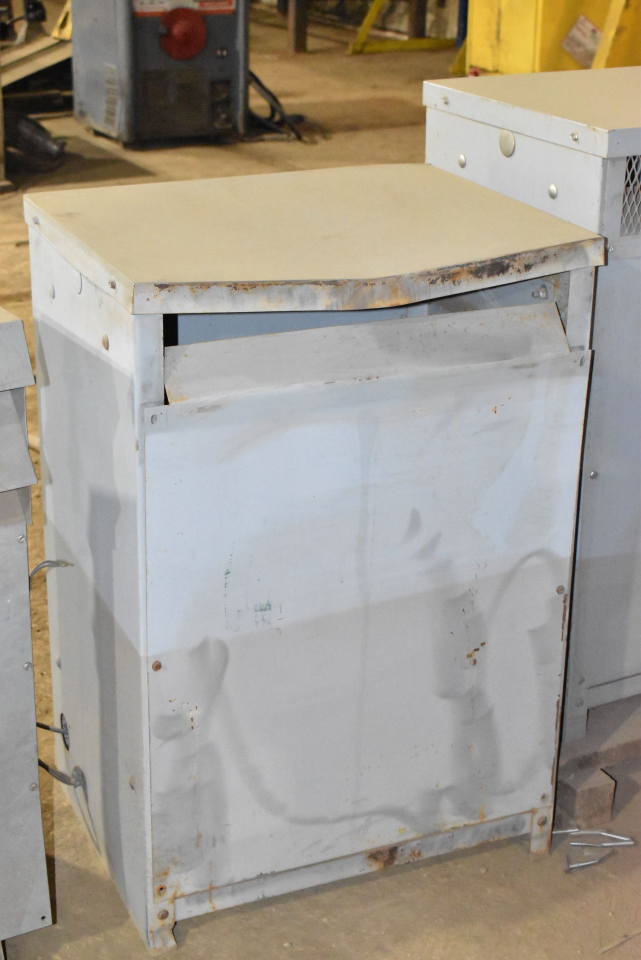 75 KVA TRANSFORMER WITH 480V PRIMARY, 208Y/120V SECONDARY, 3PH, 60 HZ [RIGGING FEES FOR LOT # - Image 3 of 6