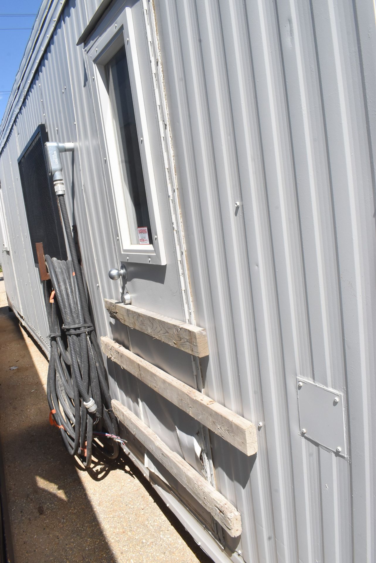 LOT/ 32' SKID-MOUNTED MOBILE OFFICE TRAILER WIRED FOR POWER & LIGHTS WITH OFFICE FURNITURE (CI) ( - Image 4 of 10