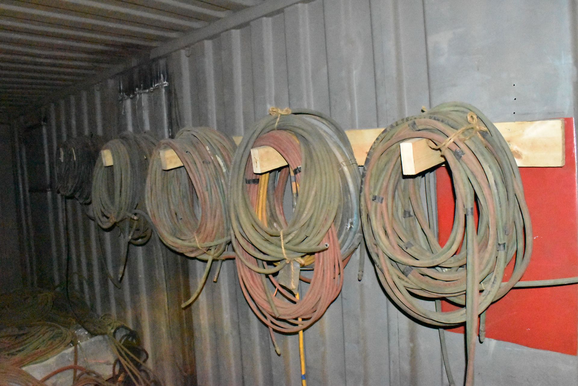LOT/ CONTENTS OF CONTAINER - PNEUMATIC HOSE, HYDRAULIC HOSE, WELDING CABLES, OXY-ACETYLENE HOSE - Image 3 of 4