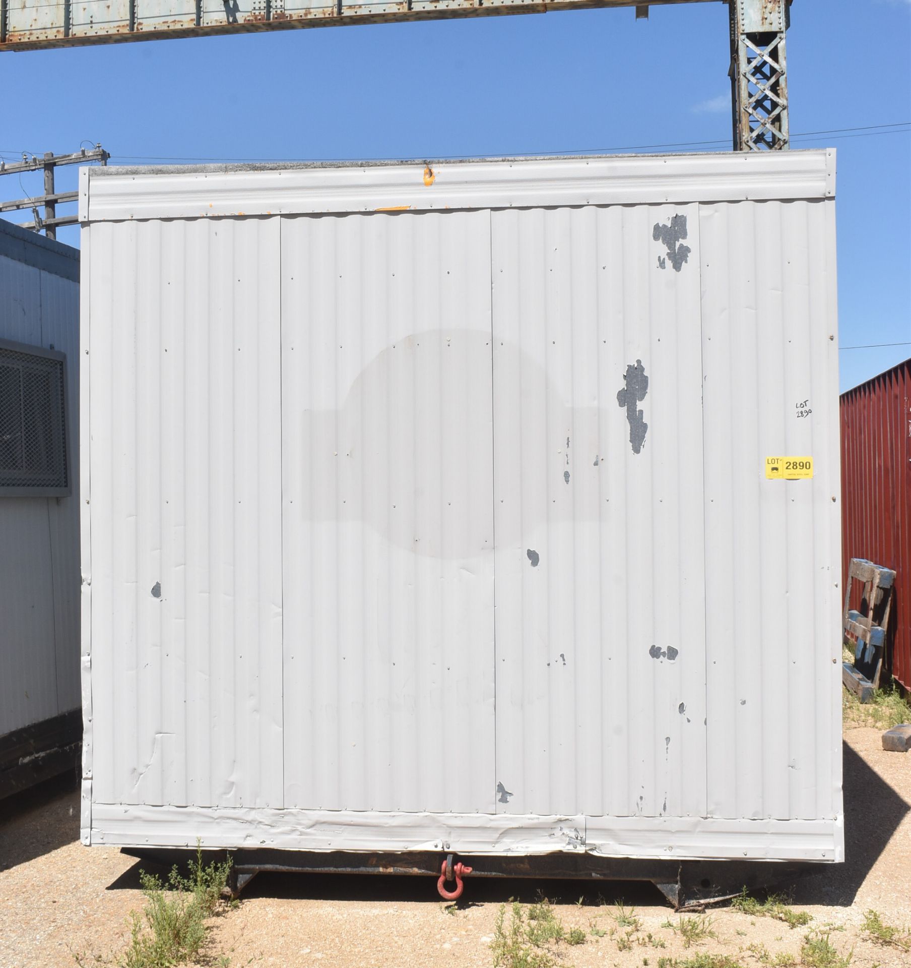 LOT/ 32' SKID-MOUNTED MOBILE OFFICE TRAILER WIRED FOR POWER & LIGHTS WITH OFFICE FURNITURE (CI) ( - Image 2 of 10