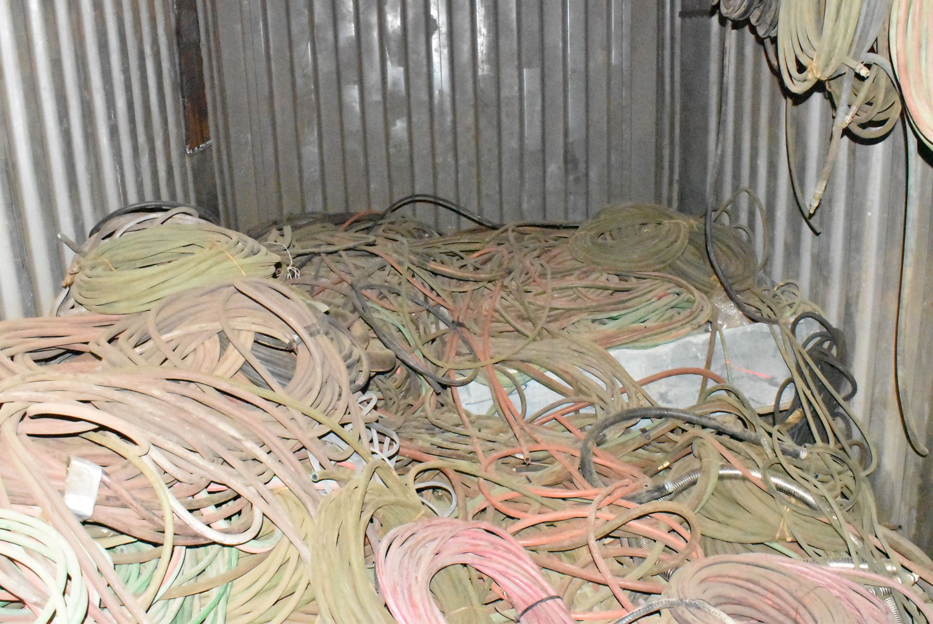 LOT/ CONTENTS OF CONTAINER - PNEUMATIC HOSE, HYDRAULIC HOSE, WELDING CABLES, OXY-ACETYLENE HOSE - Image 4 of 4