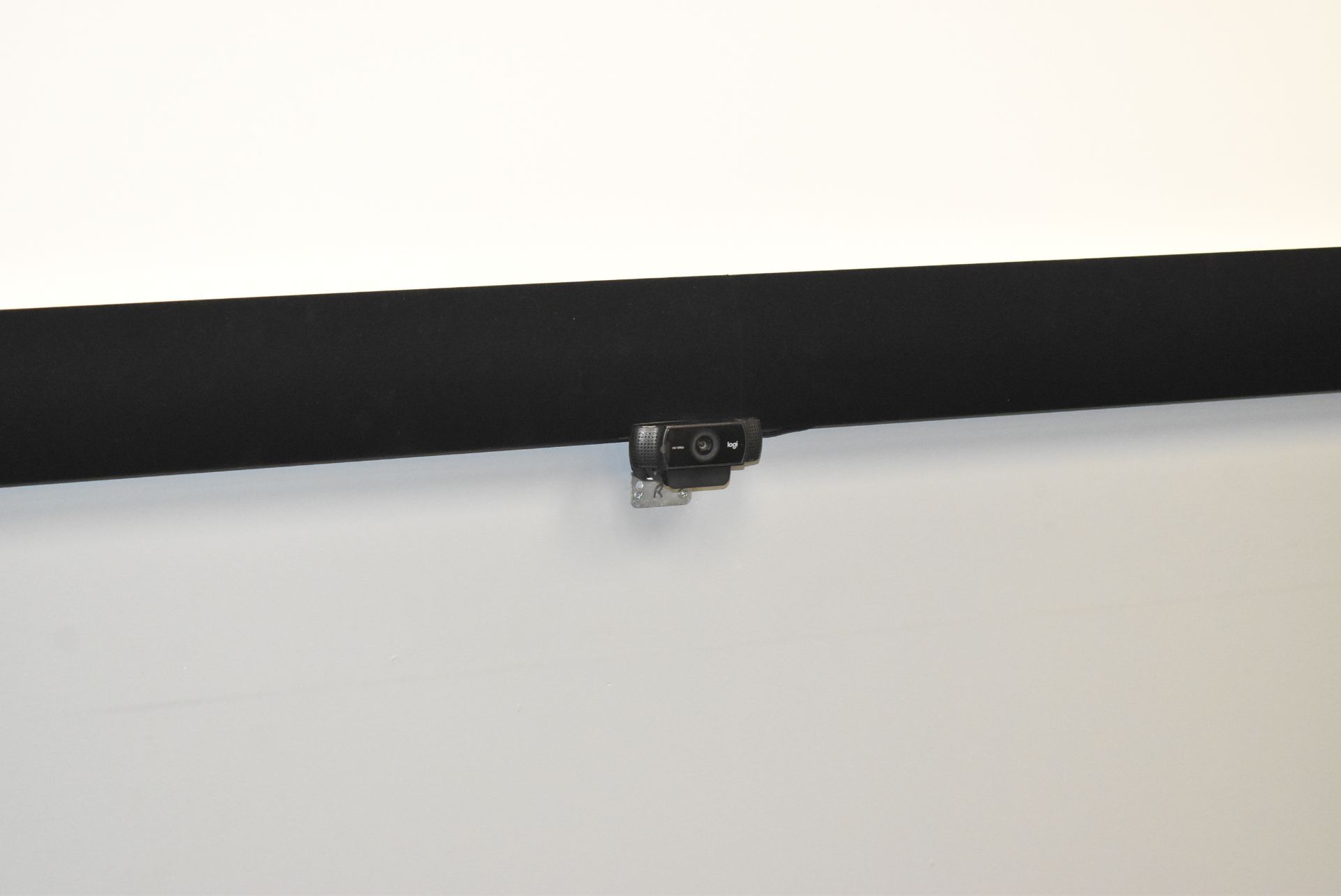 LOT/ ELUNEVISION FIXED FRAME PROJECTION SCREEN WITH BENO CEILING MOUNTED PROJECTOR - Image 7 of 7