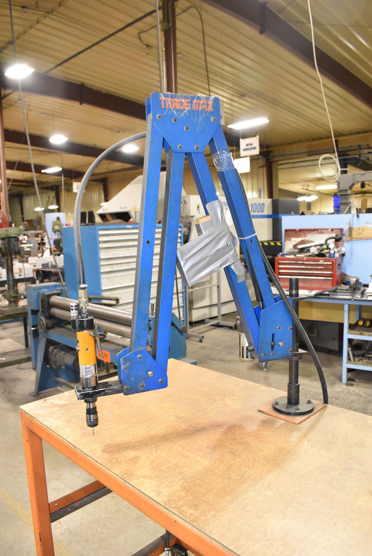TRADE MAX PNEUMATIC FLEX ARM TAPPING ARM WITH CART AND VICE, S/N N/A [RIGGING FOR FOR LOT #43 - $ - Image 3 of 5