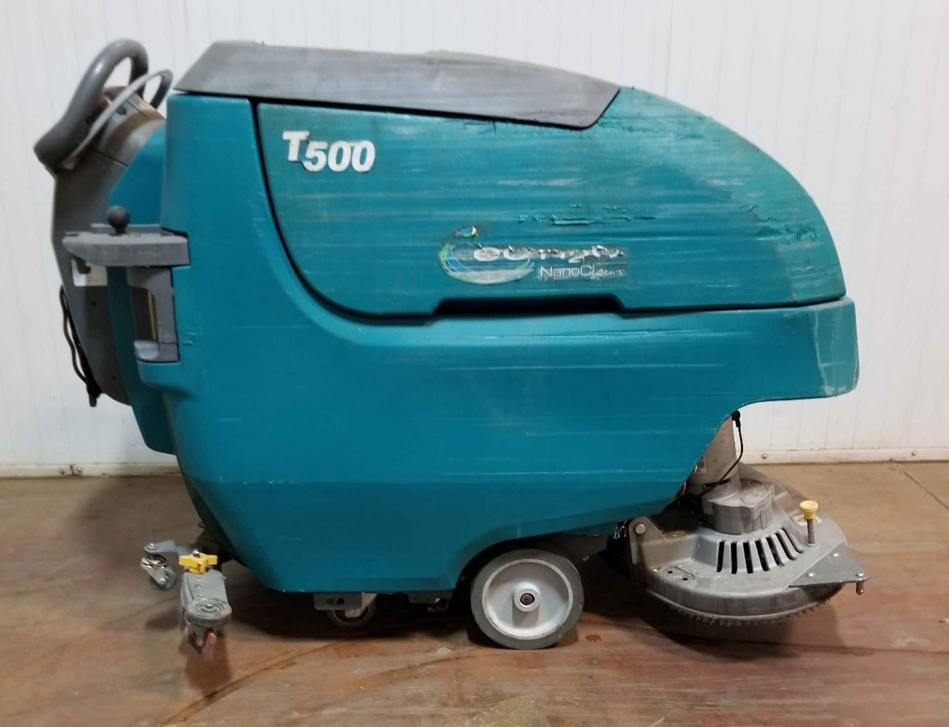 TENNANT T500 WALKBEHIND ELECTRIC FLOOR SCRUBBER WITH BUILTIN CHARGER