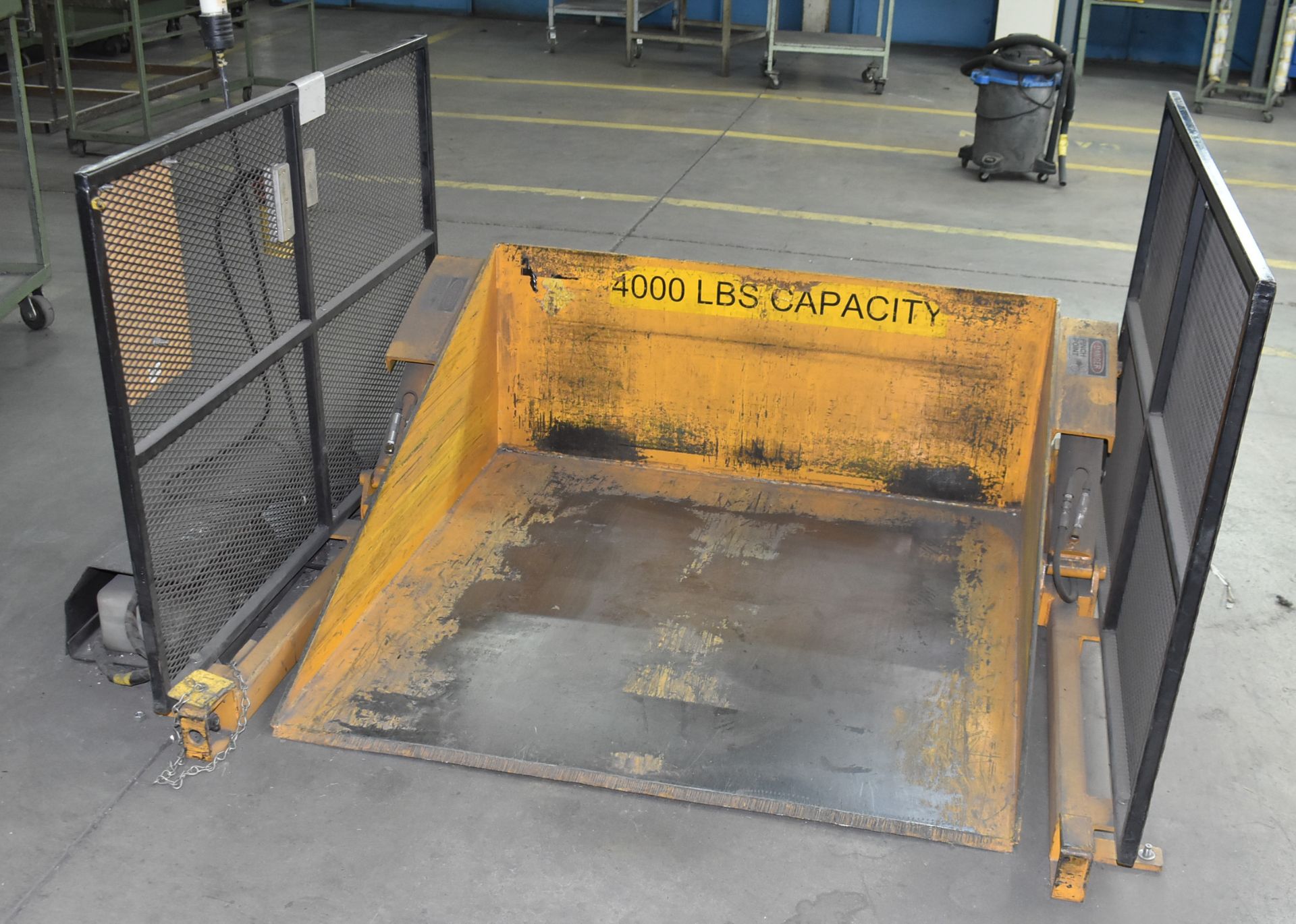 ECONO LIFT 4000LBS CAPACITY HYDRAULIC TILT LIFT TABLE S/N N/A (CI) [RIGGING FEE FOR LOT #177 - $75 - Image 3 of 5