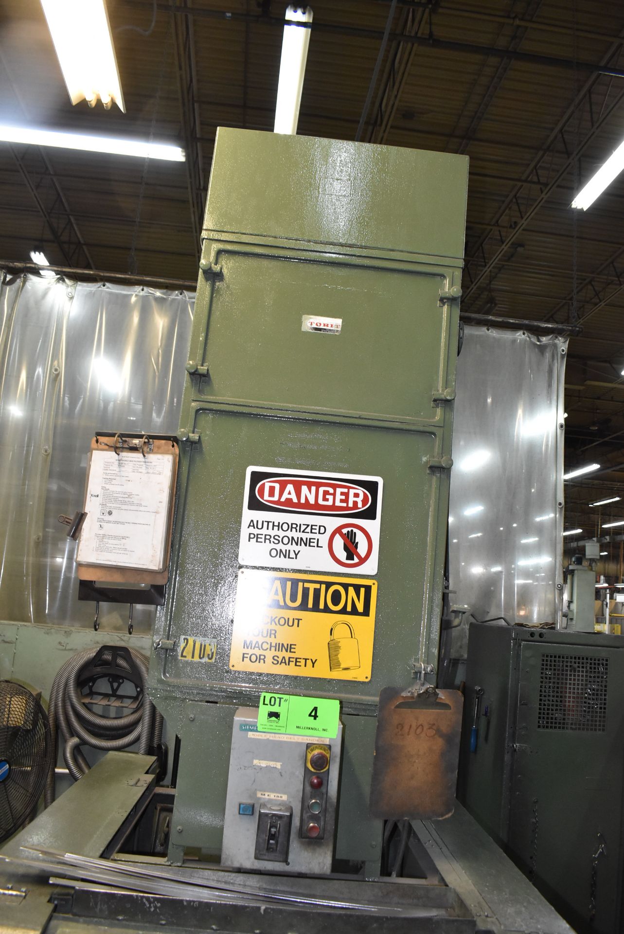 MFG UNKNOWN DOUBLE HEAD SANDER/POLISHER WITH TORIT DUST COLLECTOR, S/N N/A (CI) [RIGGING FEE FOR LOT - Image 3 of 5