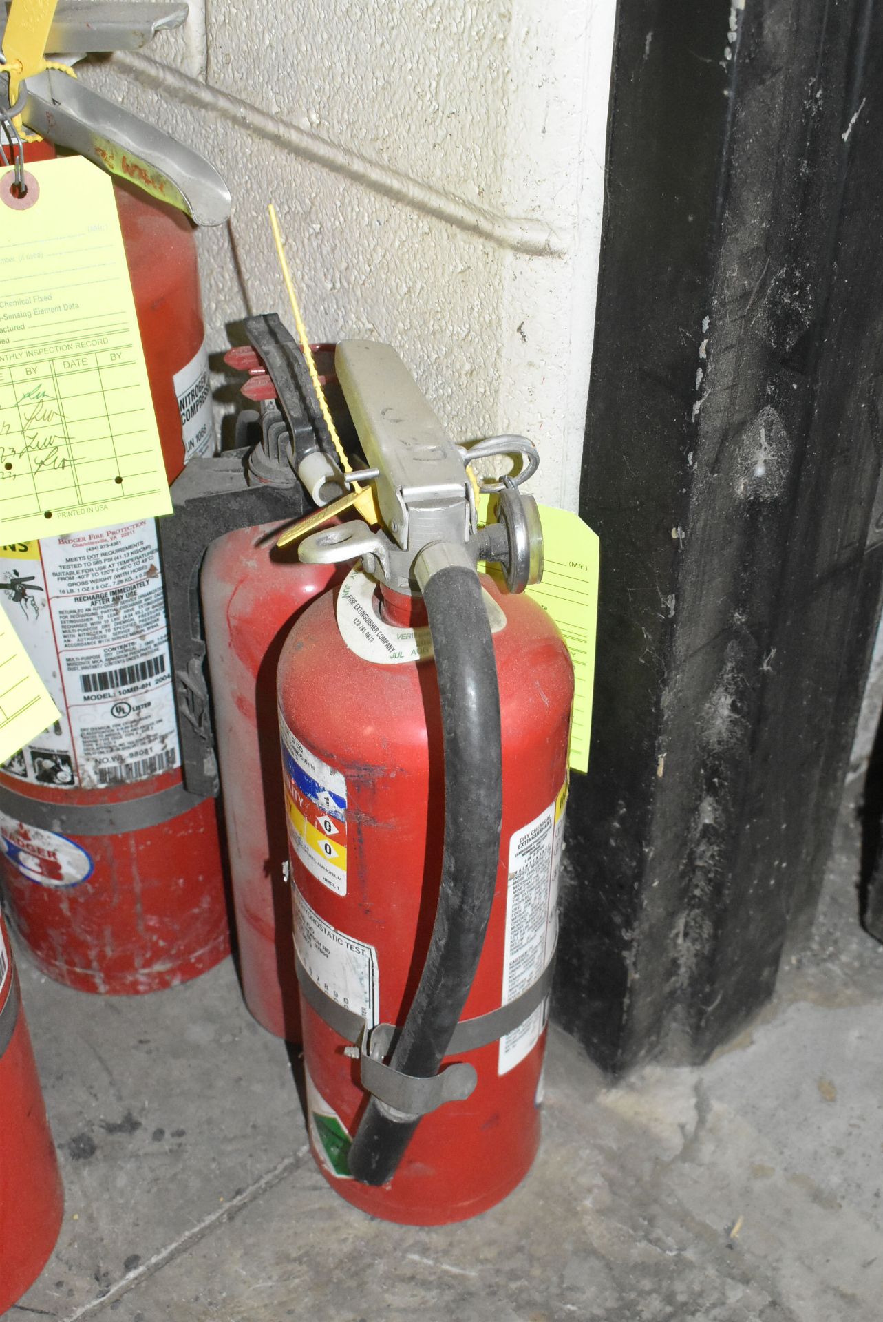 LOT/ FIRE EXTINGUISHERS - Image 4 of 4