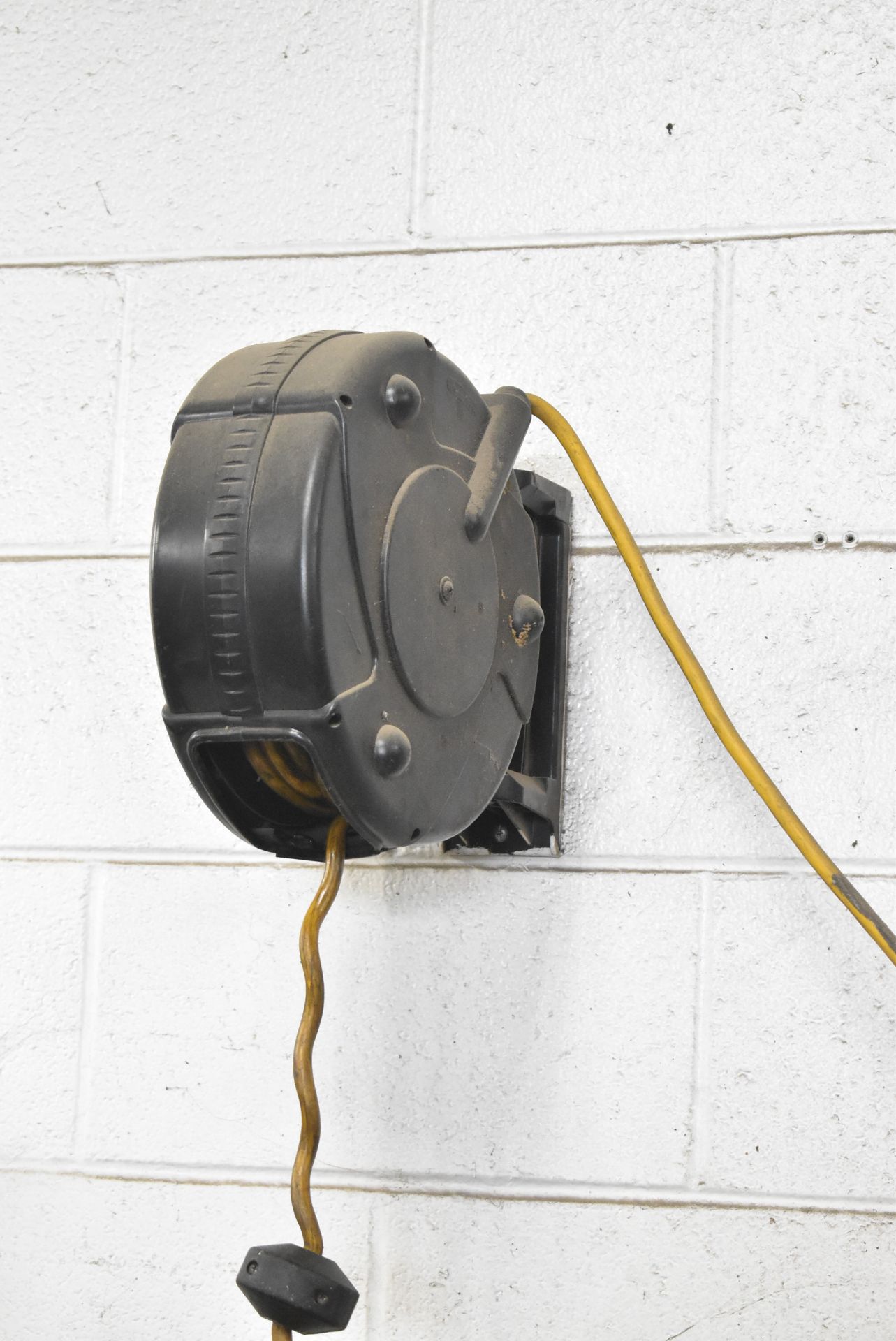 LOT/ RETRACTABLE EXTENSION CORD REELS THROUGHOUT MAINTENANCE SHOP (APPROX. 5) - Image 4 of 4