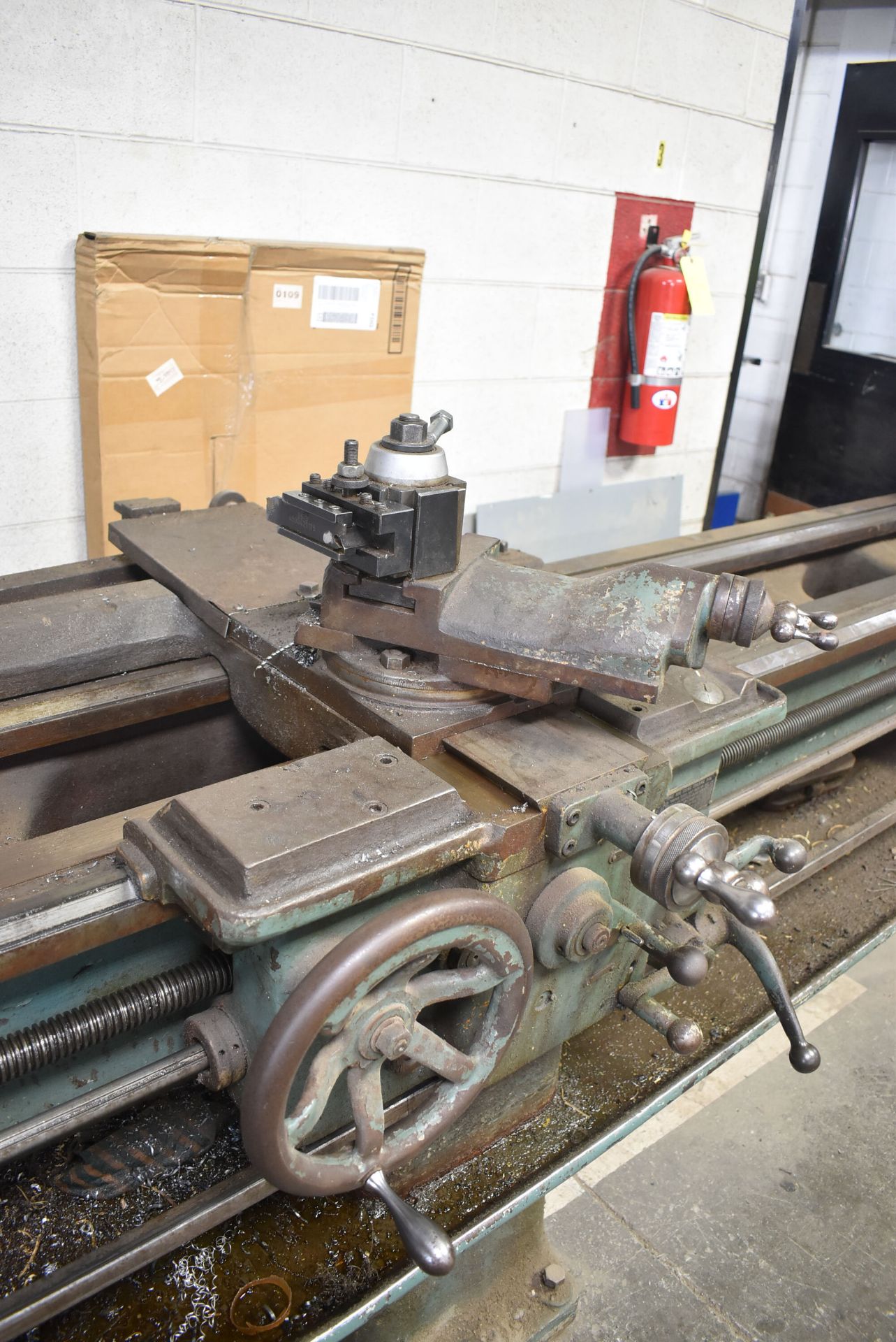 BRADFORD 18X100 ENGINE LATHE 18" SWING OVER BED, 100" DISTANCE BETWEEN CENTERS, 1.5" SPINDLE BORE, - Image 4 of 9