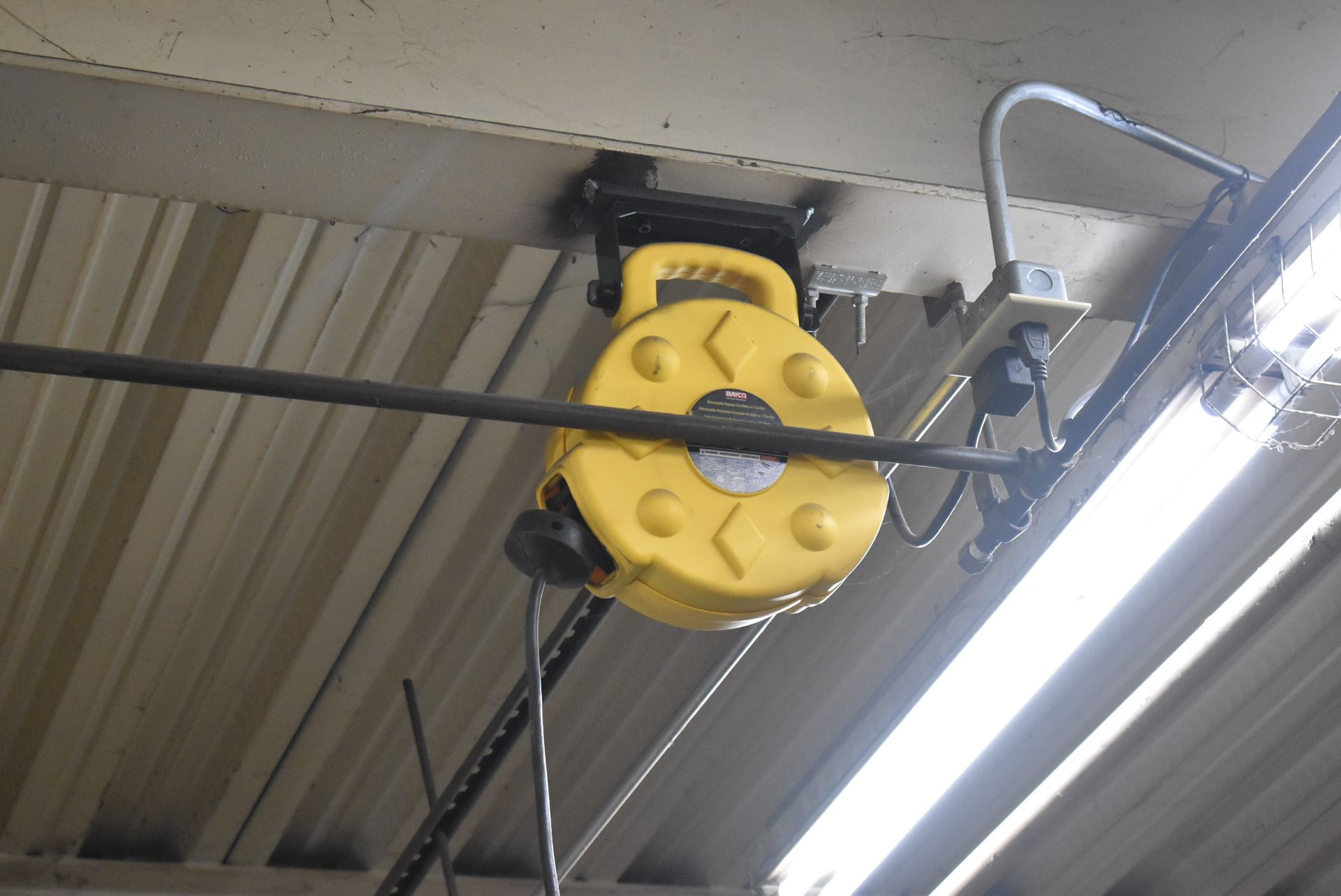 LOT/ RETRACTABLE EXTENSION CORD REELS THROUGHOUT MAINTENANCE SHOP (APPROX. 5) - Image 2 of 4