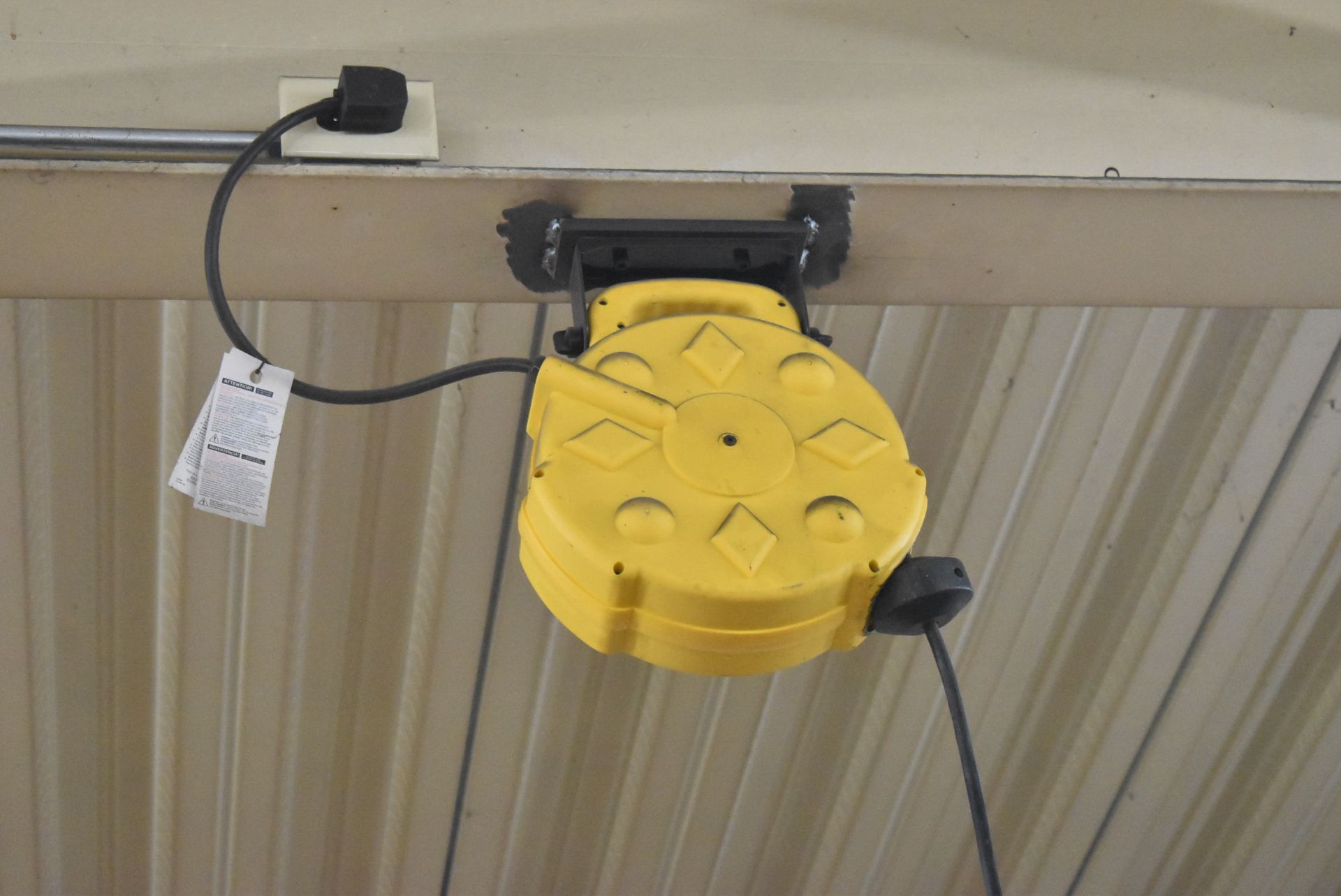 LOT/ RETRACTABLE EXTENSION CORD REELS THROUGHOUT MAINTENANCE SHOP (APPROX. 5) - Image 3 of 4