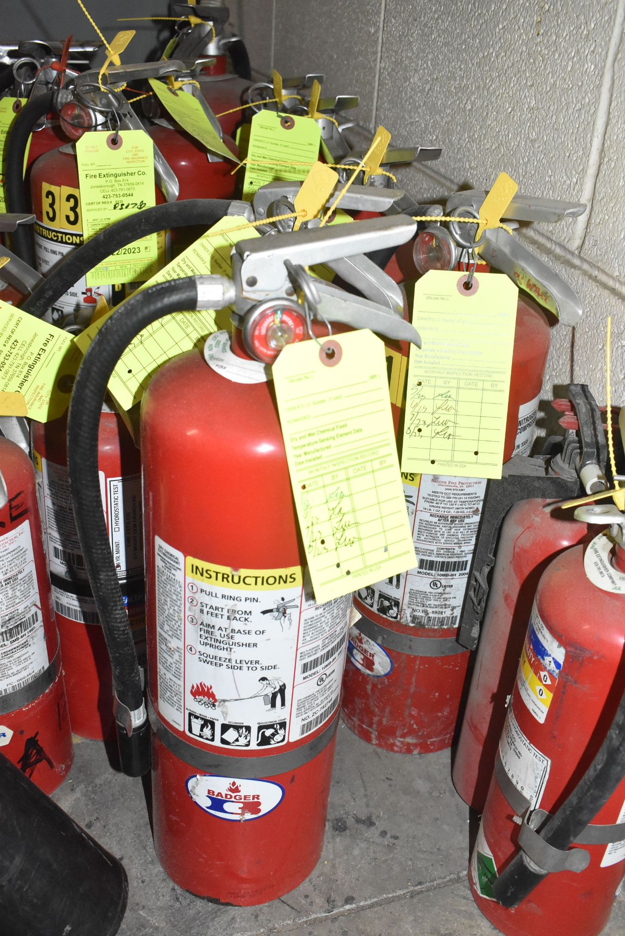 LOT/ FIRE EXTINGUISHERS - Image 3 of 4
