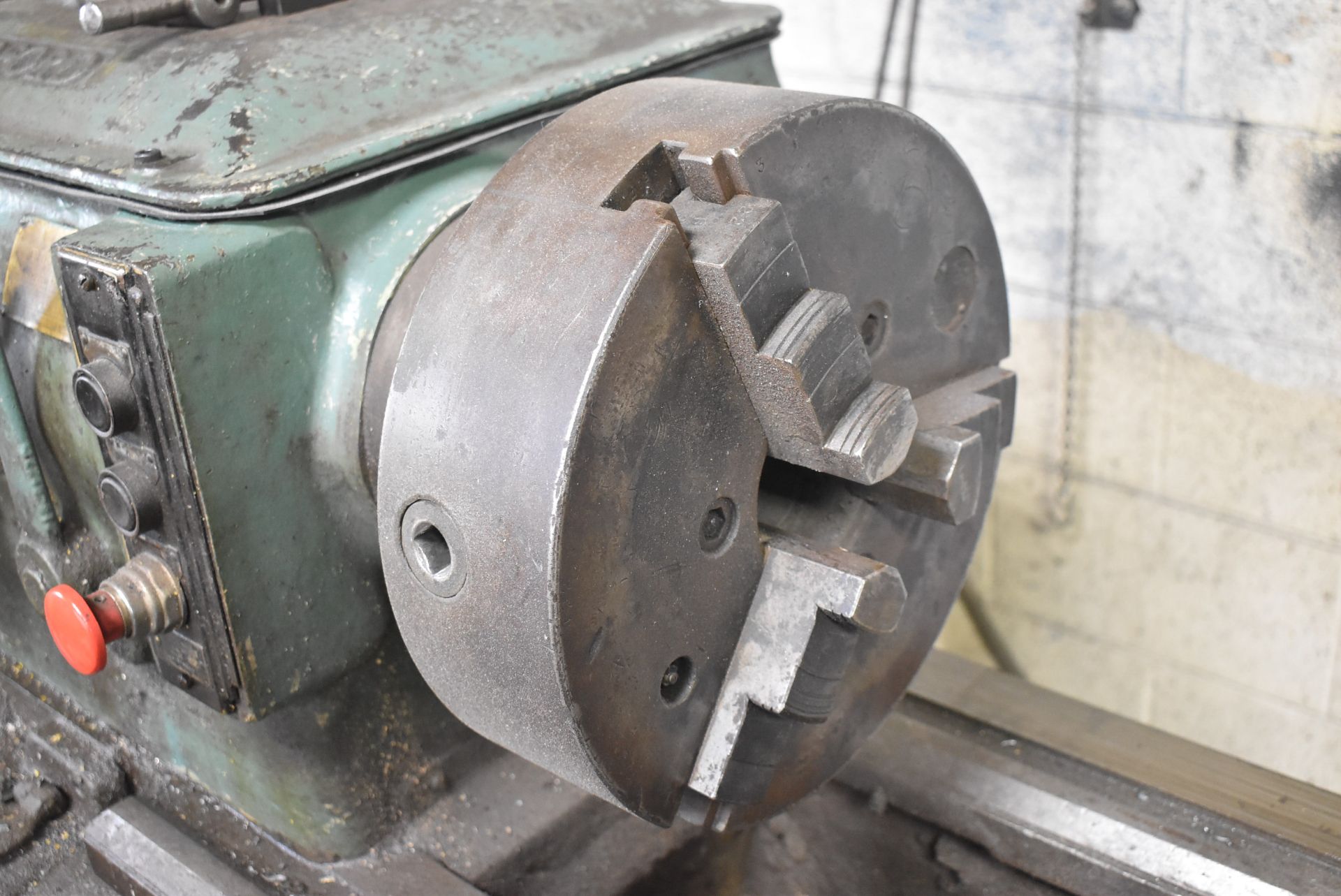 BRADFORD 18X100 ENGINE LATHE 18" SWING OVER BED, 100" DISTANCE BETWEEN CENTERS, 1.5" SPINDLE BORE, - Image 3 of 9