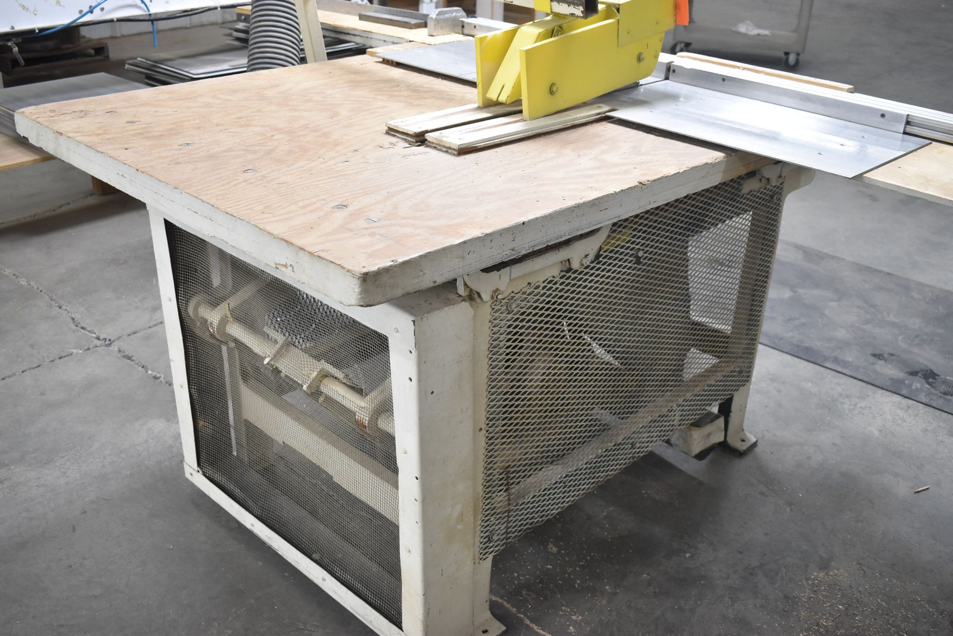HW BEACH 9021 10" HEAVY DUTY SLIDING TABLE-TYPE RIP SAW, S/N: 2395 (CI) [RIGGING FEE FOR LOT # - Image 4 of 5