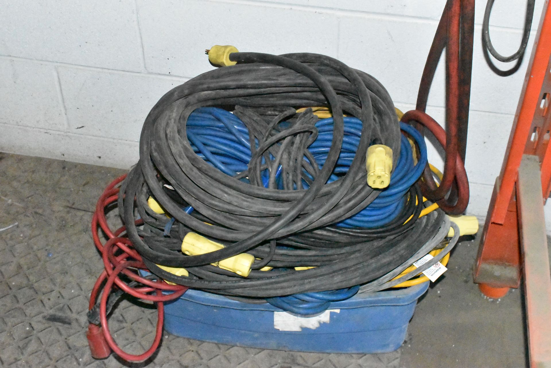LOT/ PNEUMATIC HOSES AND EXTENSION CORDS - Image 2 of 2