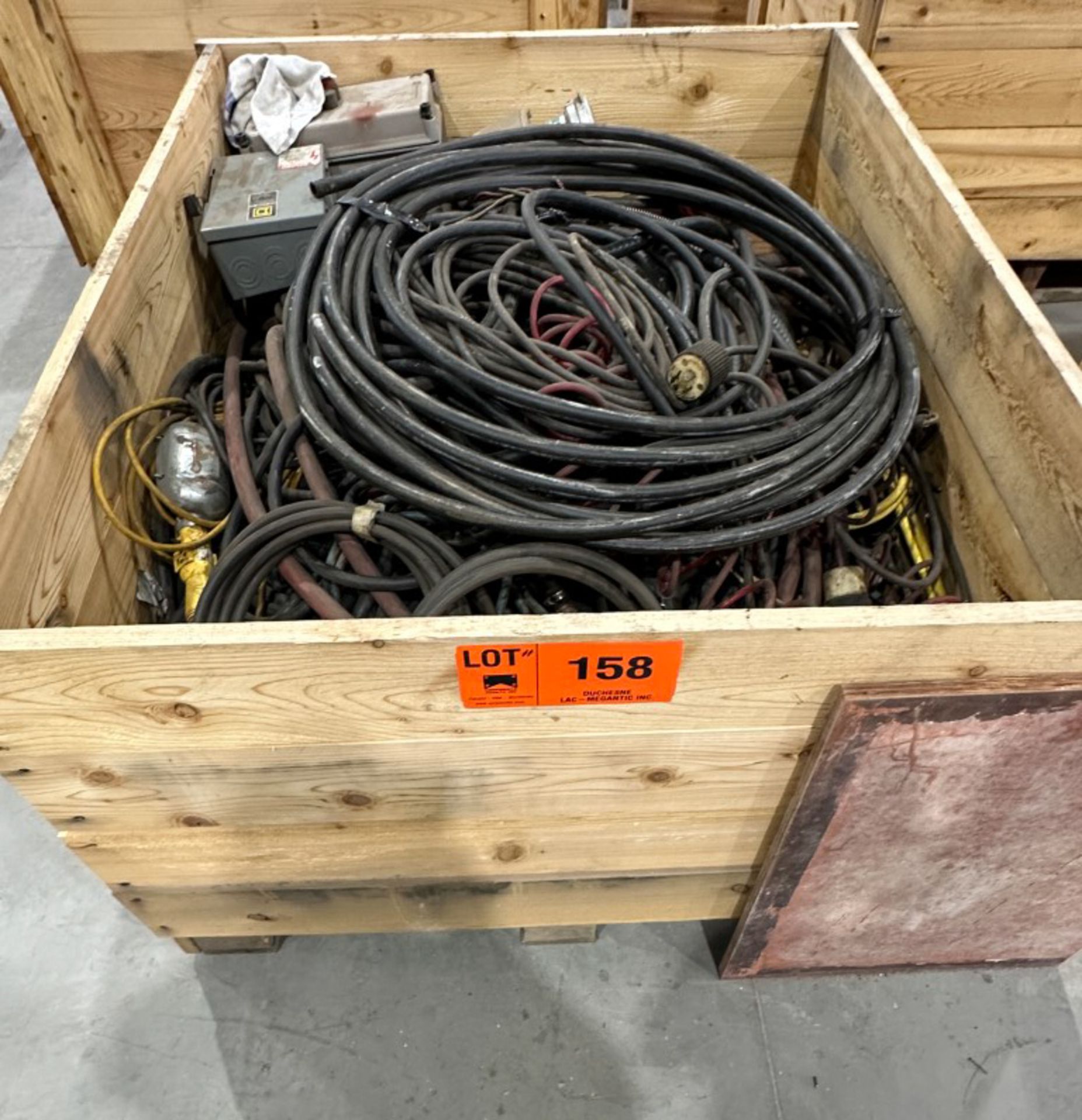 LOT/ skid and contents - extension cords and air lines