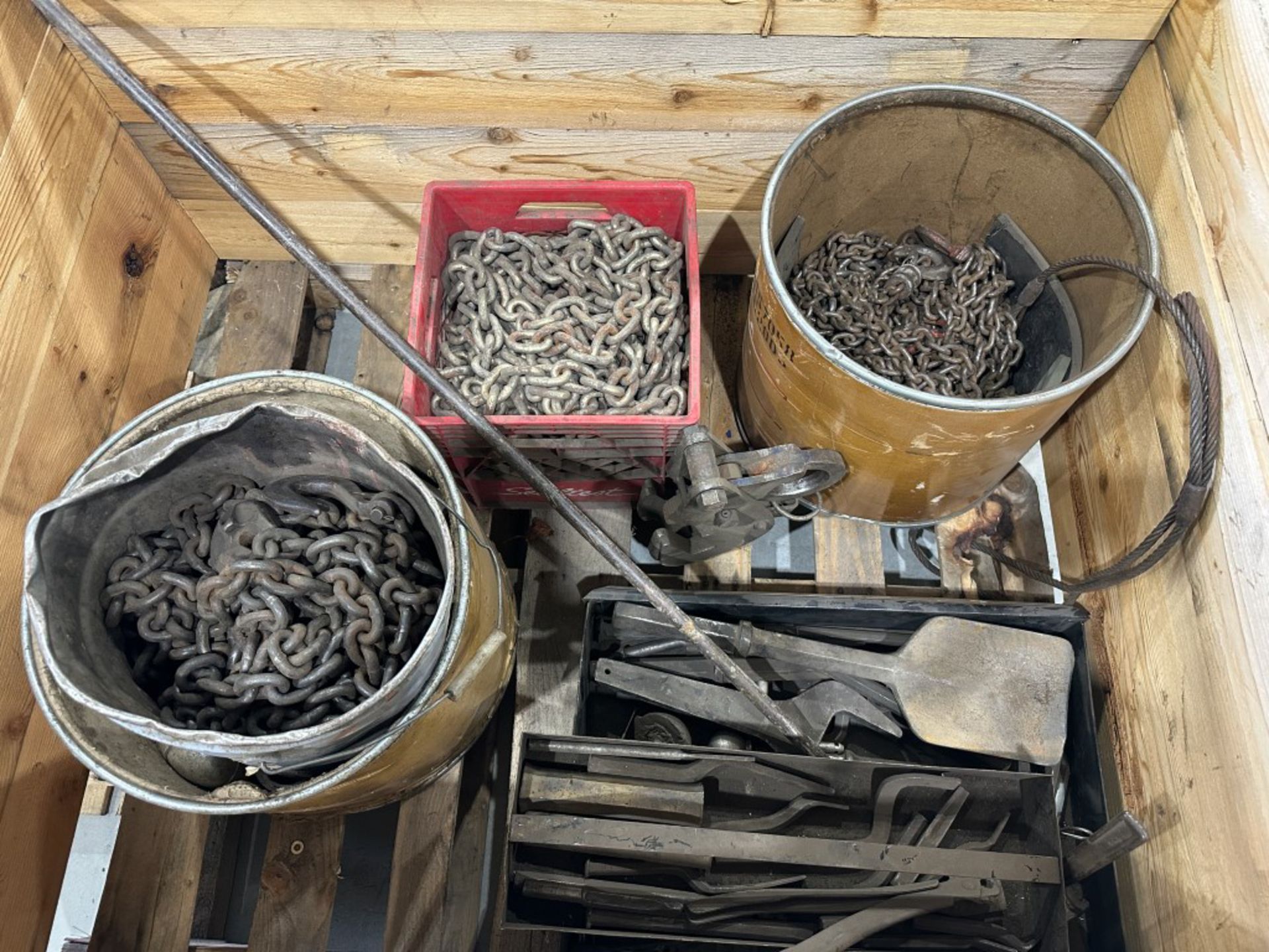 LOT/ skid and contents - chain and rigging - Image 2 of 2
