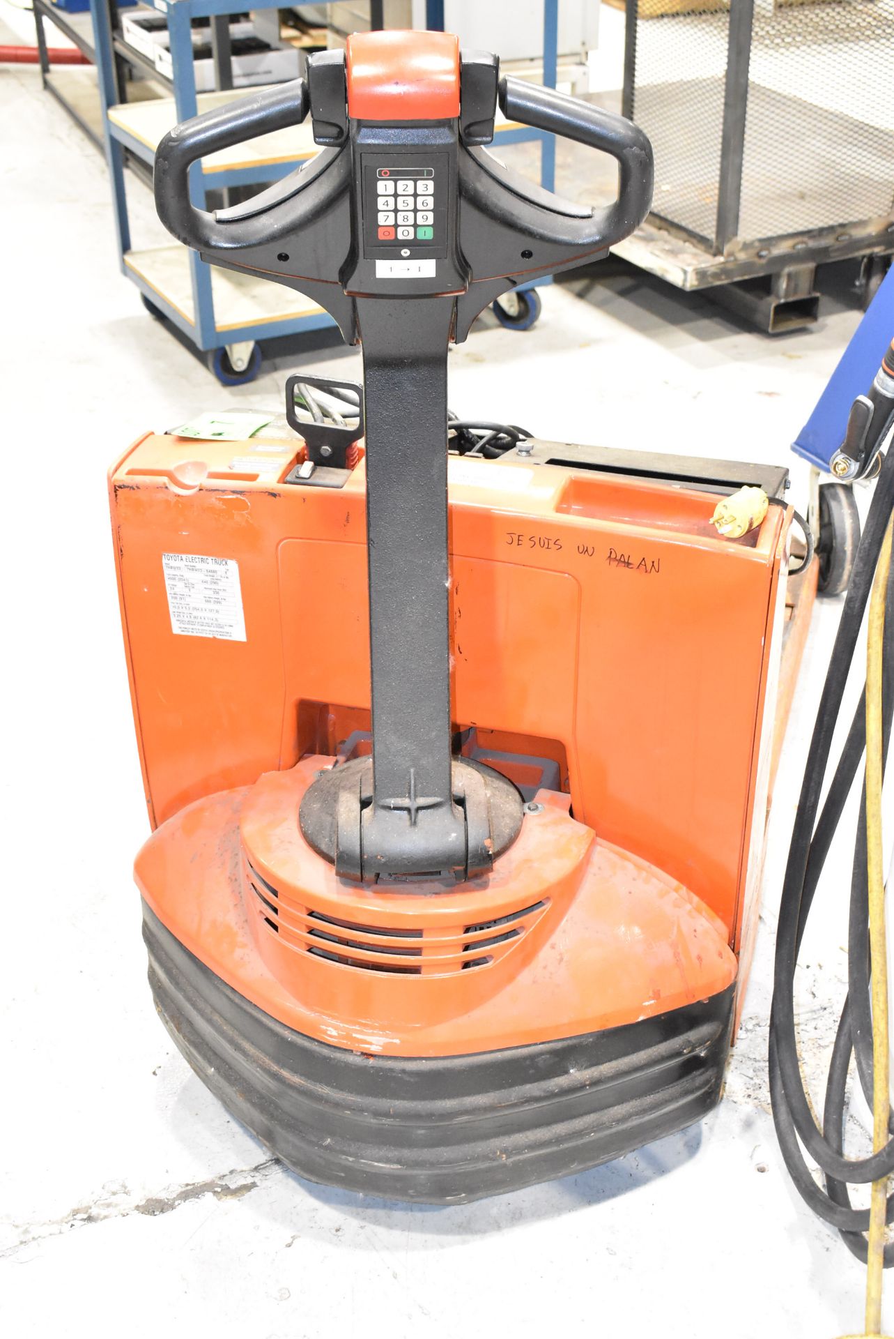 TOYOTA 7HBW23 4500LBS. capacity electric pallet truck with 24-volt battery, built-in charger, s/n - Image 4 of 4