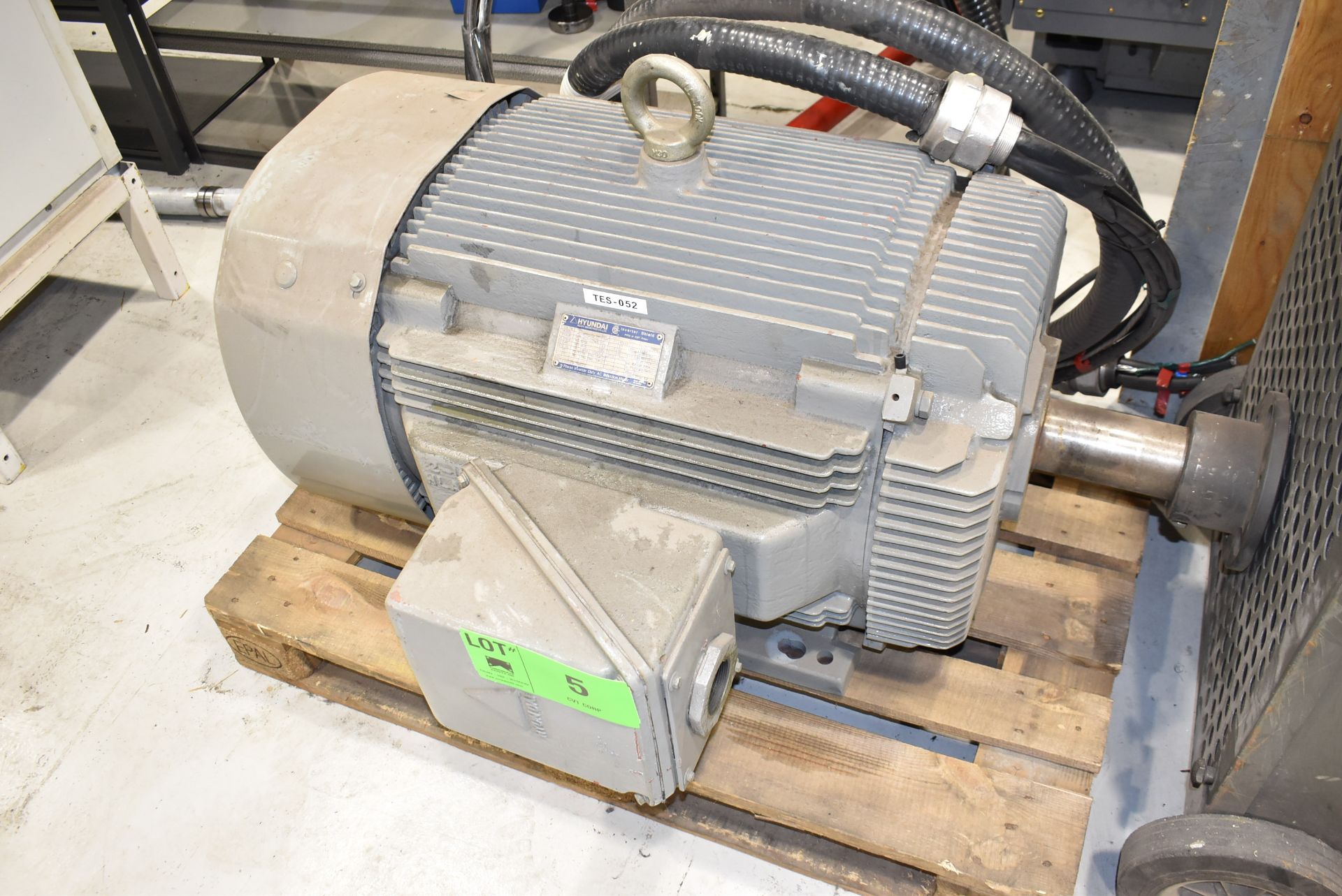 HYUNDAI 200HP ELECTRIC MOTOR WITH 1780 RPM 575V/60HZ/3PH S/N N/A (CI) - Image 2 of 3