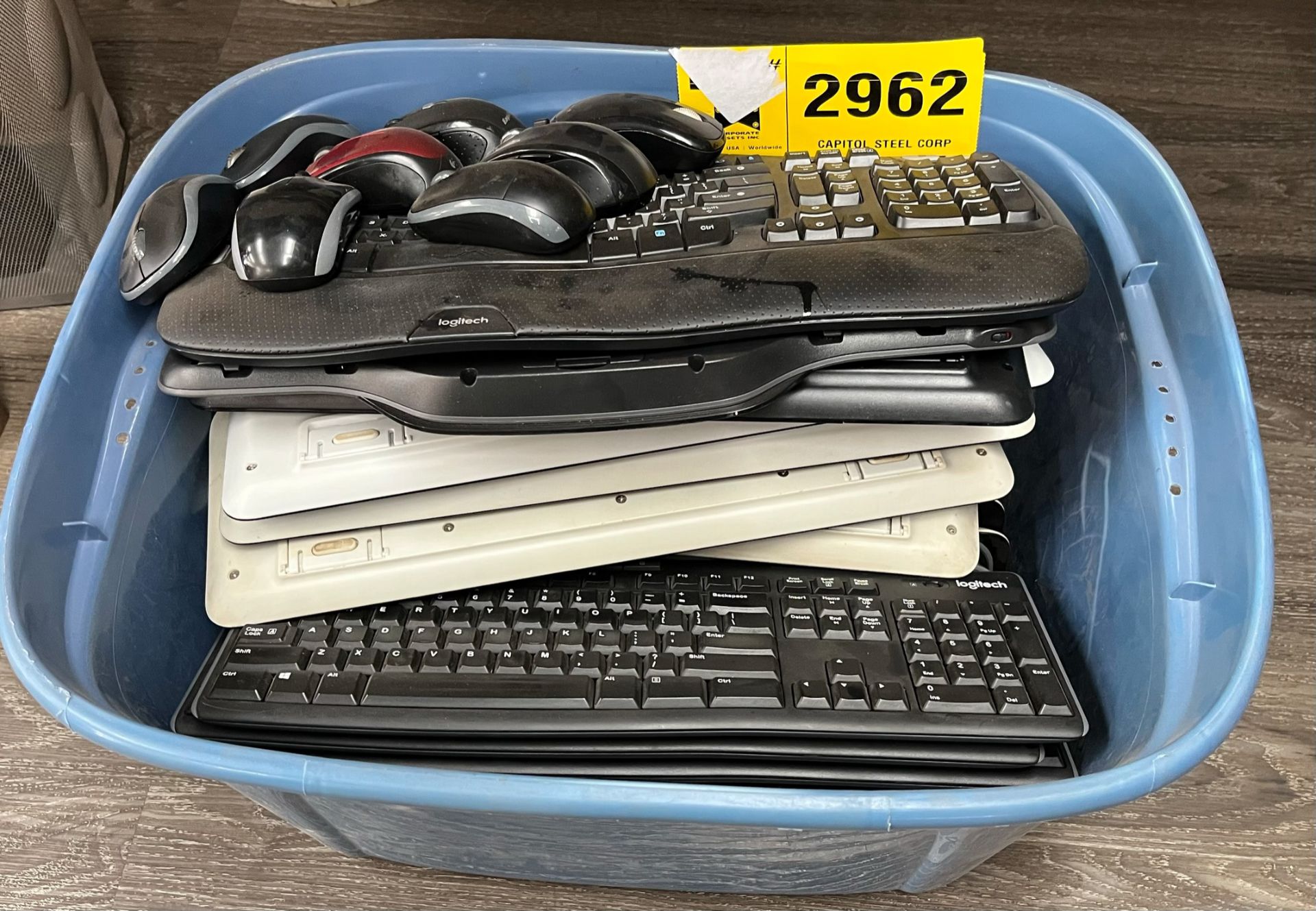 LOT/ TOTE OF KEYBOARDS AND MOUSES [RIGGING FEES FOR LOT #2962 - $125 USD PLUS APPLICABLE TAXES]