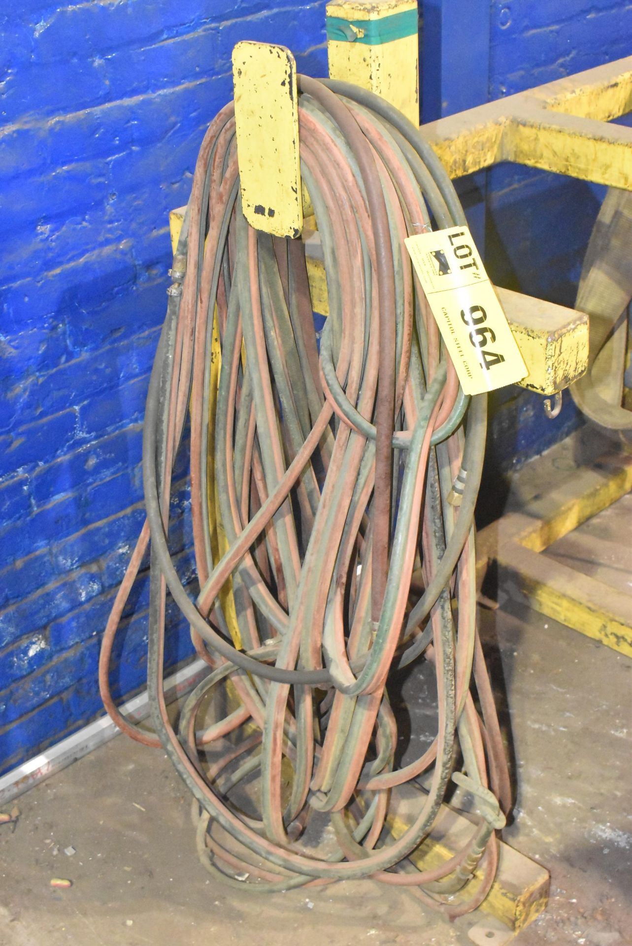 LOT/ OXY-ACETYLENE HOSE [RIGGING FEES FOR LOT #964 - $50 USD PLUS APPLICABLE TAXES]