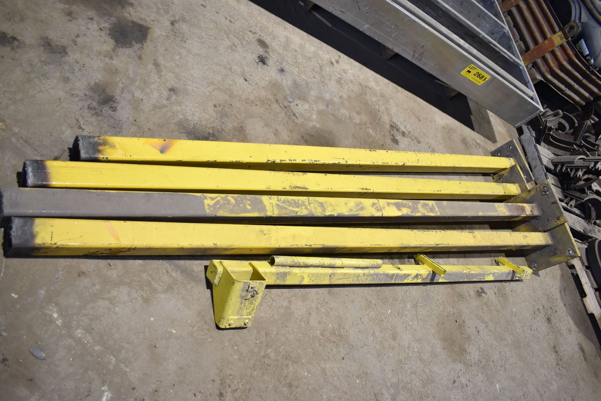 LOT/ SAFETY STANCHIONS, STORAGE BOX, SHOP HEATER, PIGEON HOLE CABINETS, SURPLUS EQUIPMENT [RIGGING - Image 3 of 7