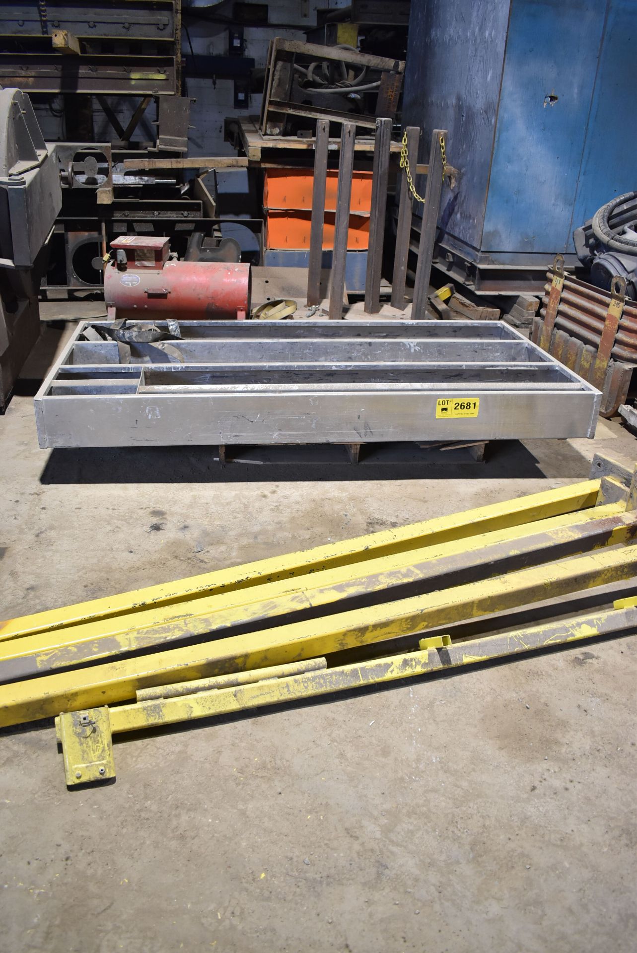 LOT/ SAFETY STANCHIONS, STORAGE BOX, SHOP HEATER, PIGEON HOLE CABINETS, SURPLUS EQUIPMENT [RIGGING