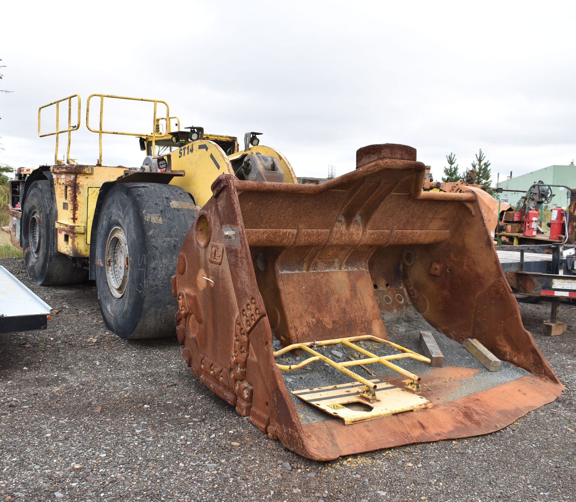 ATLAS COPCO (2006) ST14 UNDERGROUND SCOOP LOADER WITH 31,300 LB. CAPACITY, DIESEL ENGINE, 105"