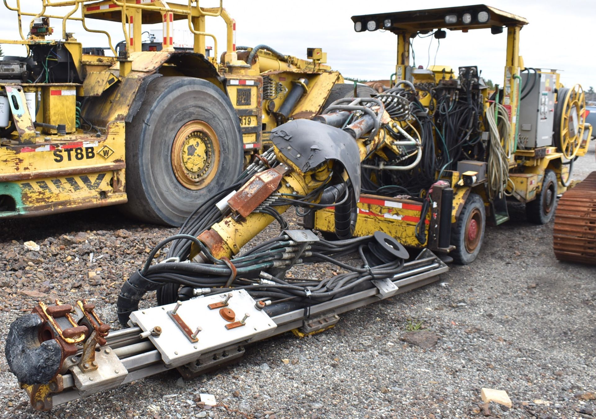 ATLAS COPCO 281 SINGLE BOOMER JUMBO ROCK DRILL WITH E5L912W DIESEL MOTOR, 1342 HOURS (RECORDED ON - Bild 4 aus 40