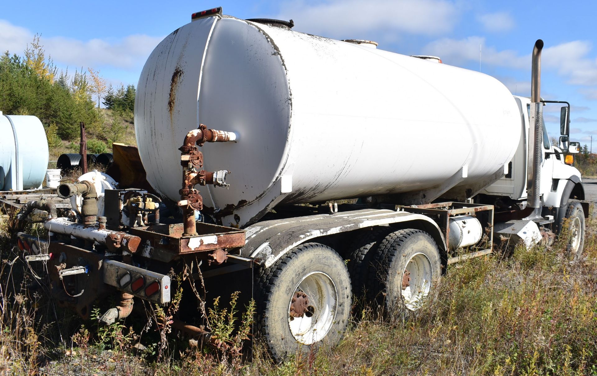 INTERNATIONAL (2009) WORKSTAR 7600-TANDEM AXEL WATER TRUCK WITH-CATERPILLAR C13 DIESEL ENGINE, - Image 3 of 23