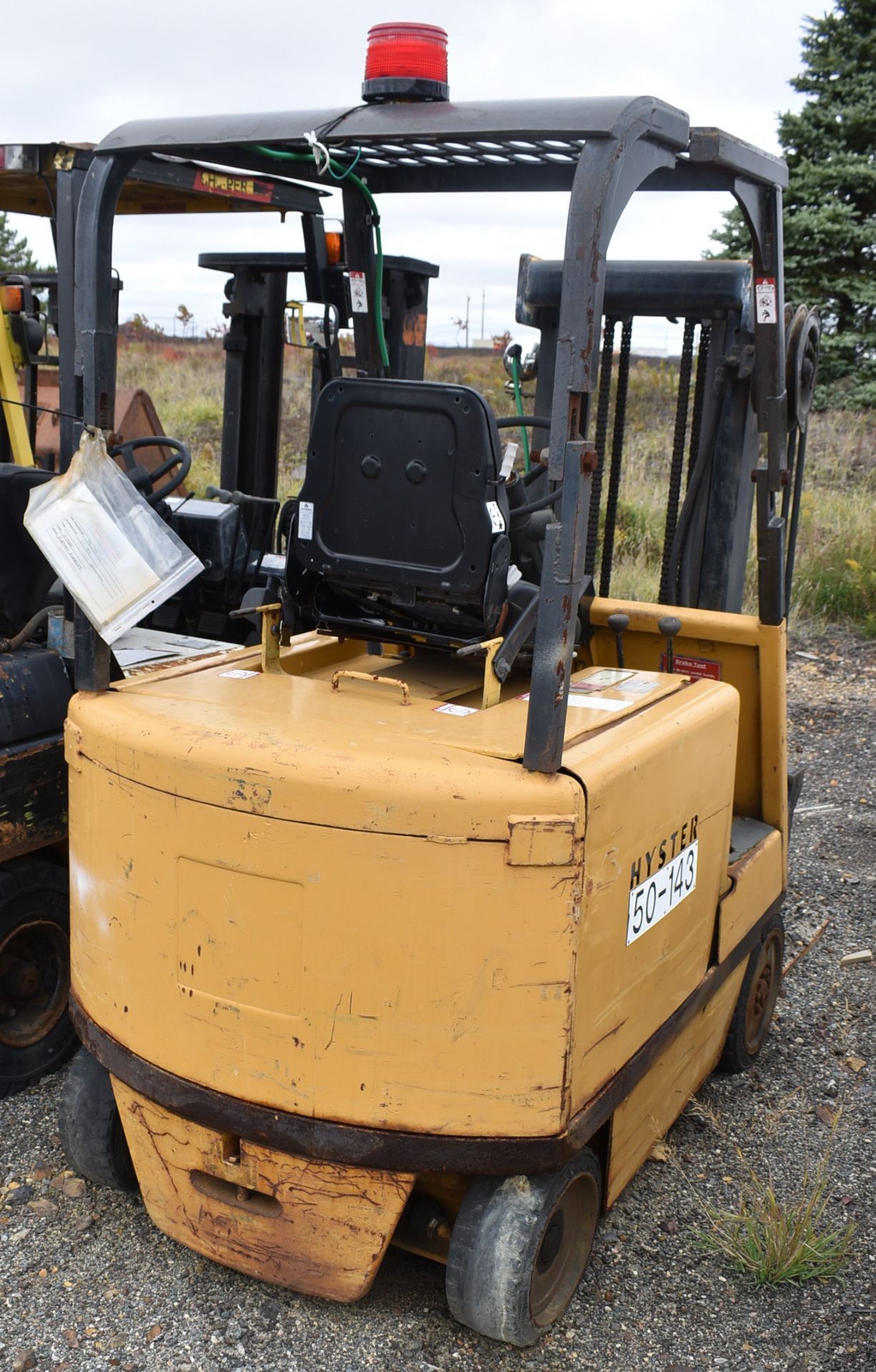 HYSTER E50B ELECTRIC FORK LIFT WITH 5300 LBS. CAPACITY, 118.00" MAX HEIGHT, 2 STAGE MASS, 48 VOLT - Image 4 of 10