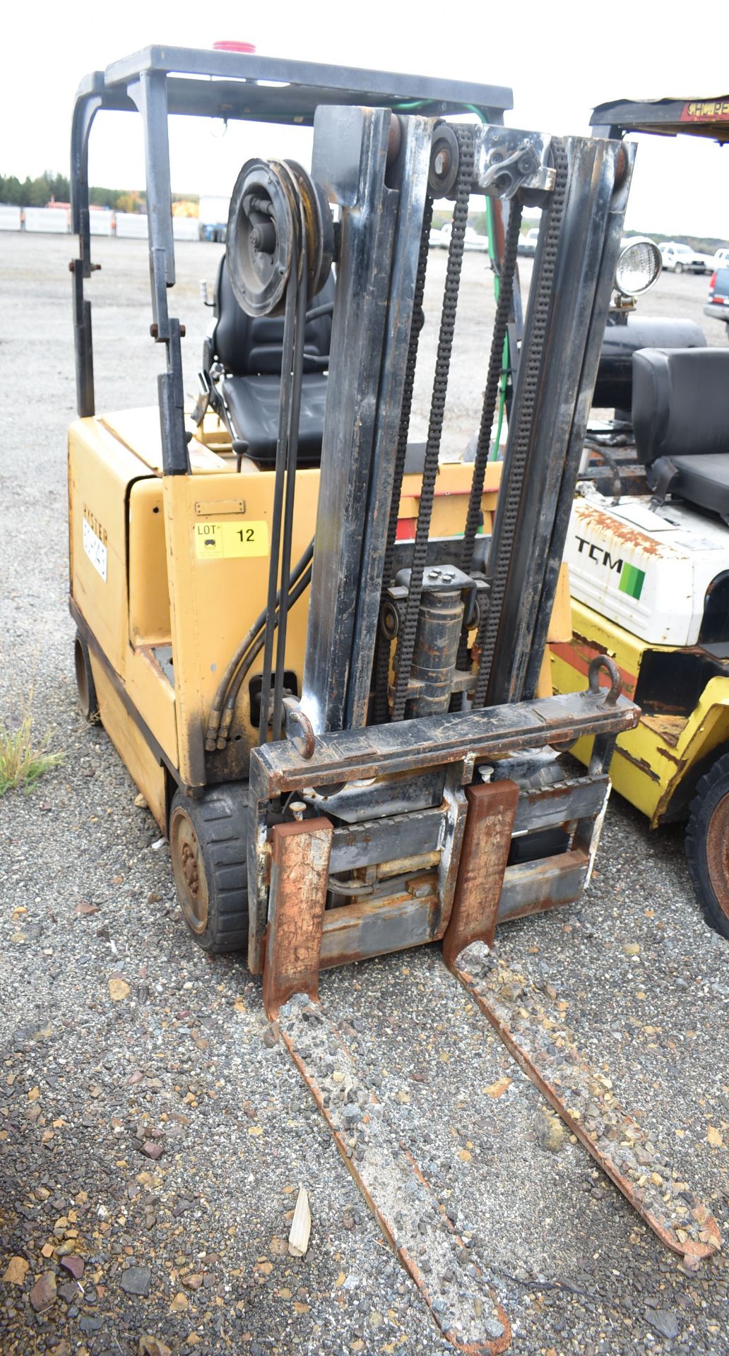 HYSTER E50B ELECTRIC FORK LIFT WITH 5300 LBS. CAPACITY, 118.00" MAX HEIGHT, 2 STAGE MASS, 48 VOLT