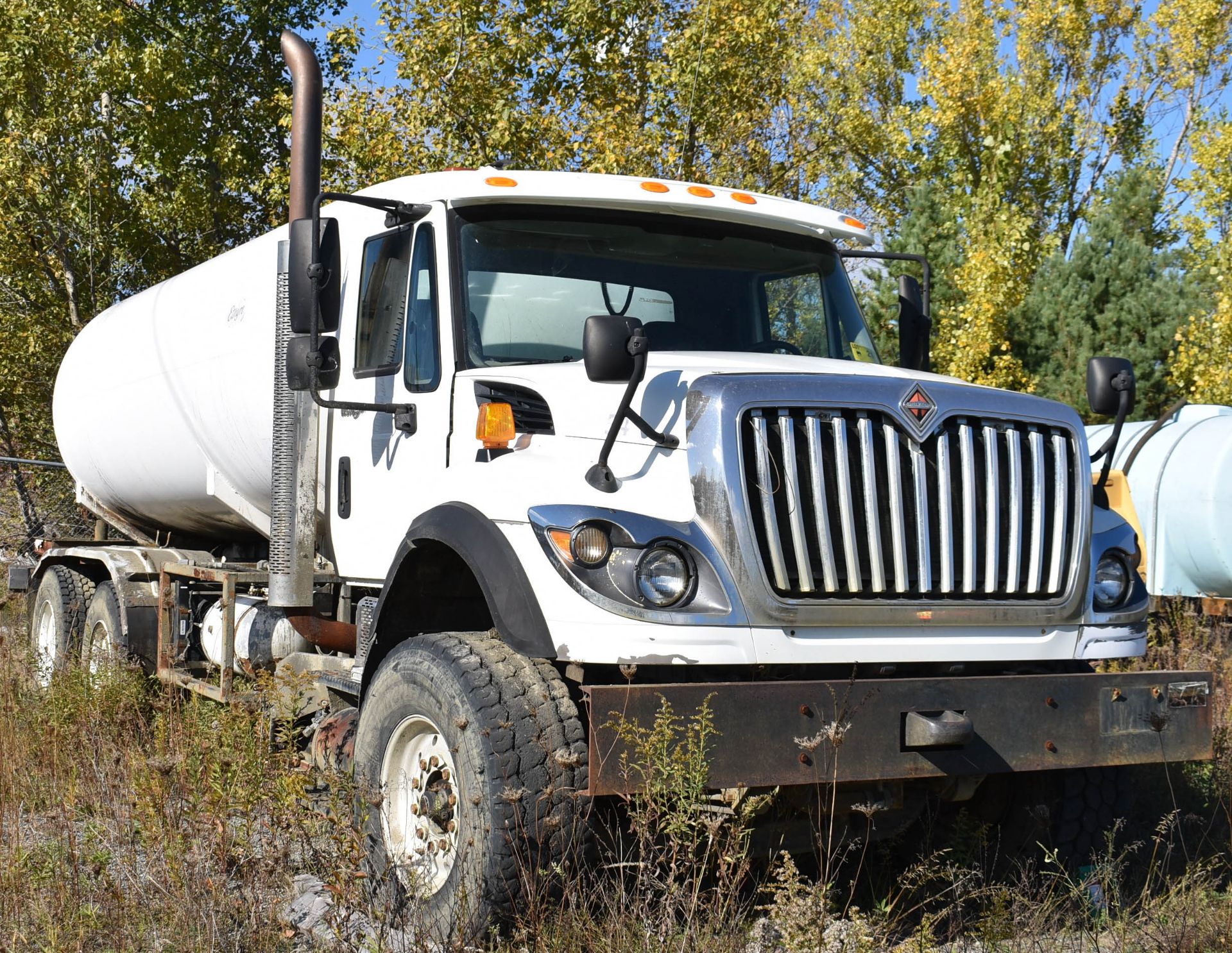 INTERNATIONAL (2009) WORKSTAR 7600-TANDEM AXEL WATER TRUCK WITH-CATERPILLAR C13 DIESEL ENGINE, - Image 2 of 23