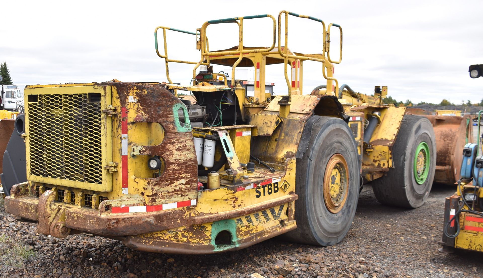 ATLAS COPCO ST8B UNDERGROUND SCOOP LOADER WITH 29,900 LB. CAPACITY, DETROIT DIESEL SERIES 60 - Image 4 of 19