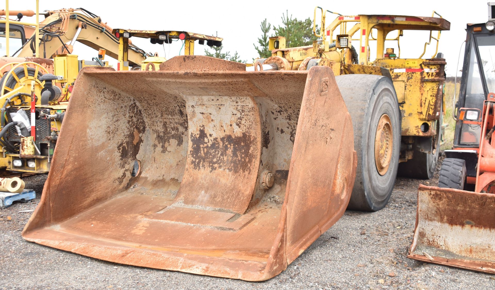 ATLAS COPCO ST8B UNDERGROUND SCOOP LOADER WITH 29,900 LB. CAPACITY, DETROIT DIESEL SERIES 60 - Image 3 of 19