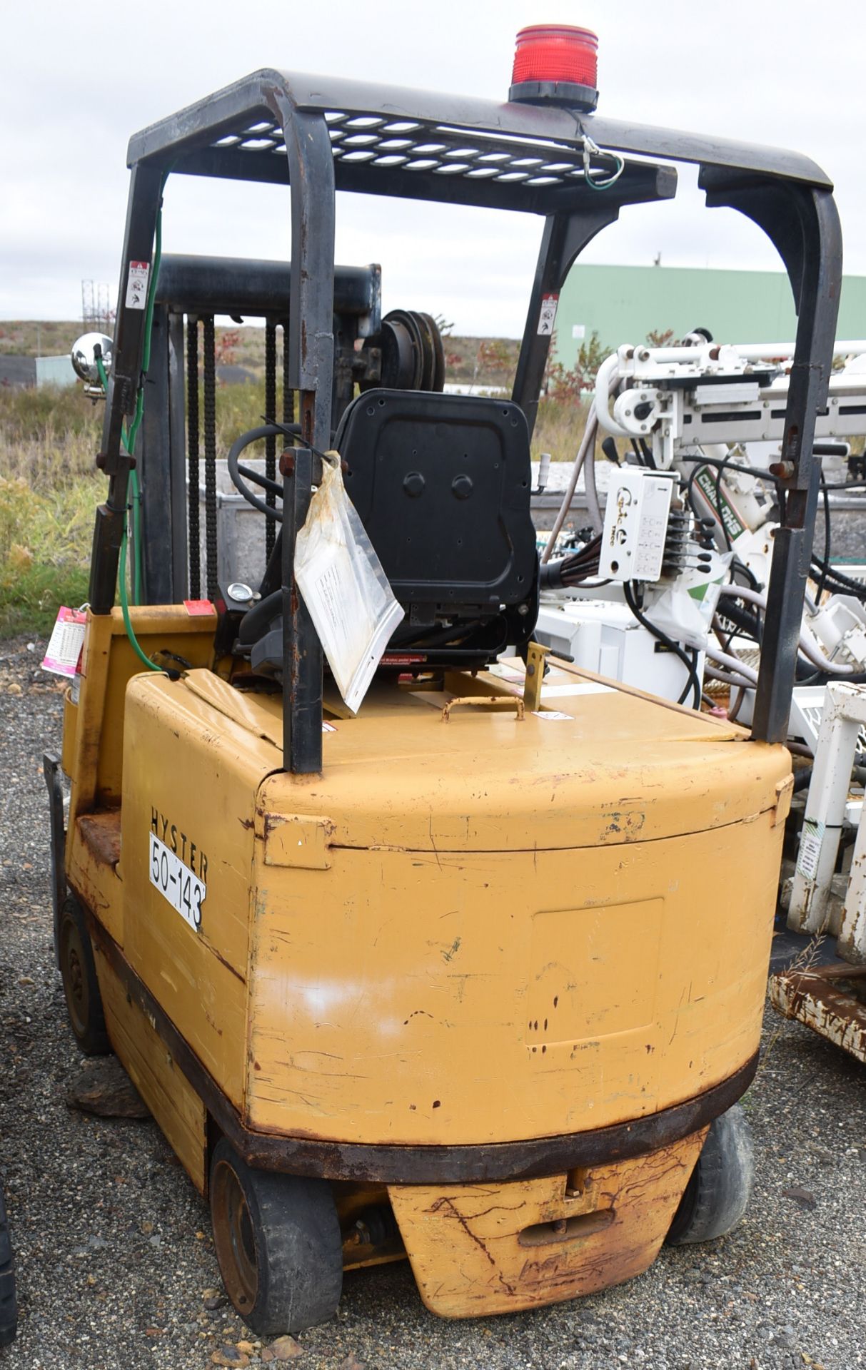 HYSTER E50B ELECTRIC FORK LIFT WITH 5300 LBS. CAPACITY, 118.00" MAX HEIGHT, 2 STAGE MASS, 48 VOLT - Image 5 of 10