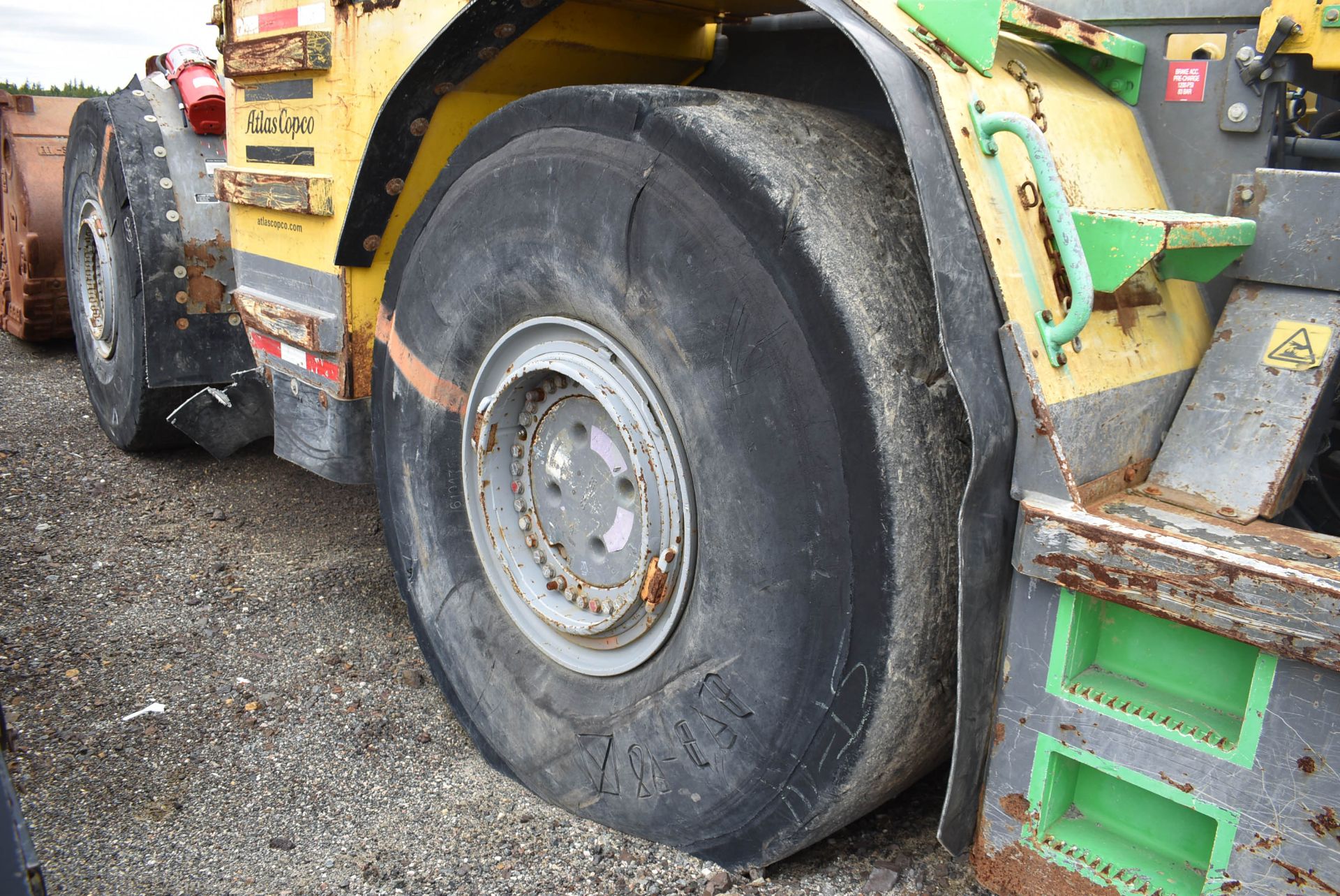 ATLAS COPCO (2006) ST14 UNDERGROUND SCOOP LOADER WITH 31,300 LB. CAPACITY, DIESEL ENGINE, 105" - Image 7 of 17