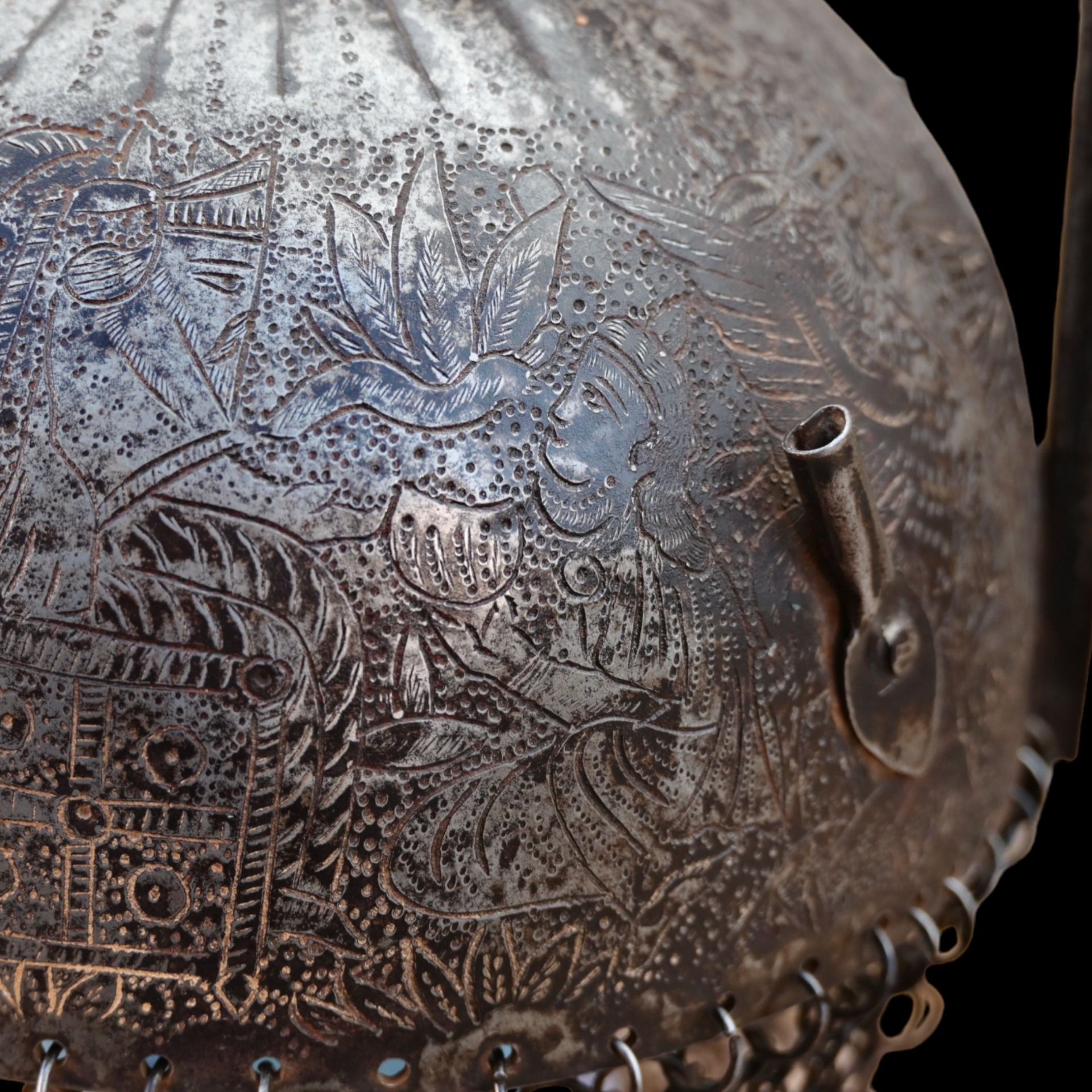 AN INDO-PERSIAN HELMET WITH BEAUTIFUL DECOR, 19TH CENTURY. - Image 6 of 10