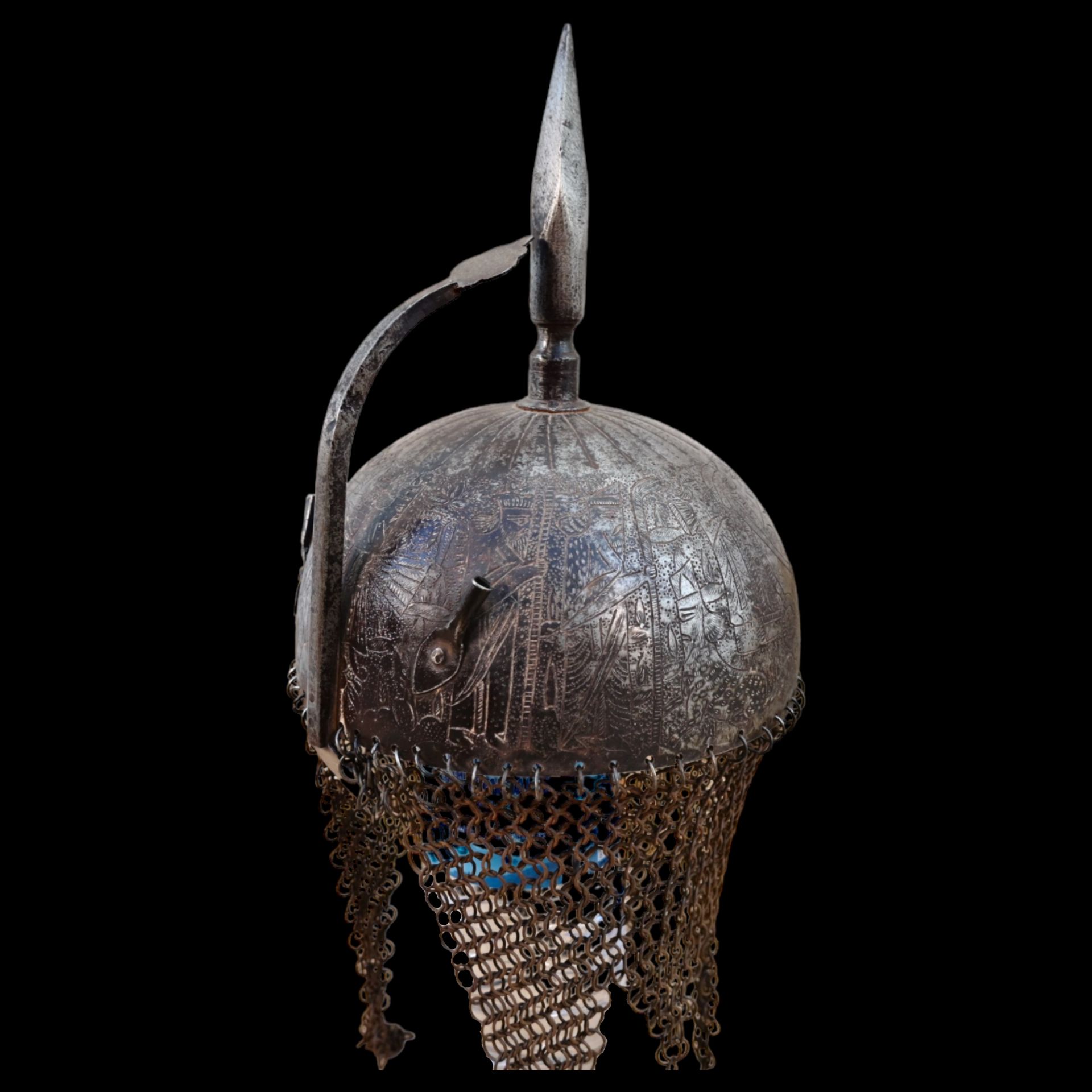 AN INDO-PERSIAN HELMET WITH BEAUTIFUL DECOR, 19TH CENTURY. - Image 3 of 10