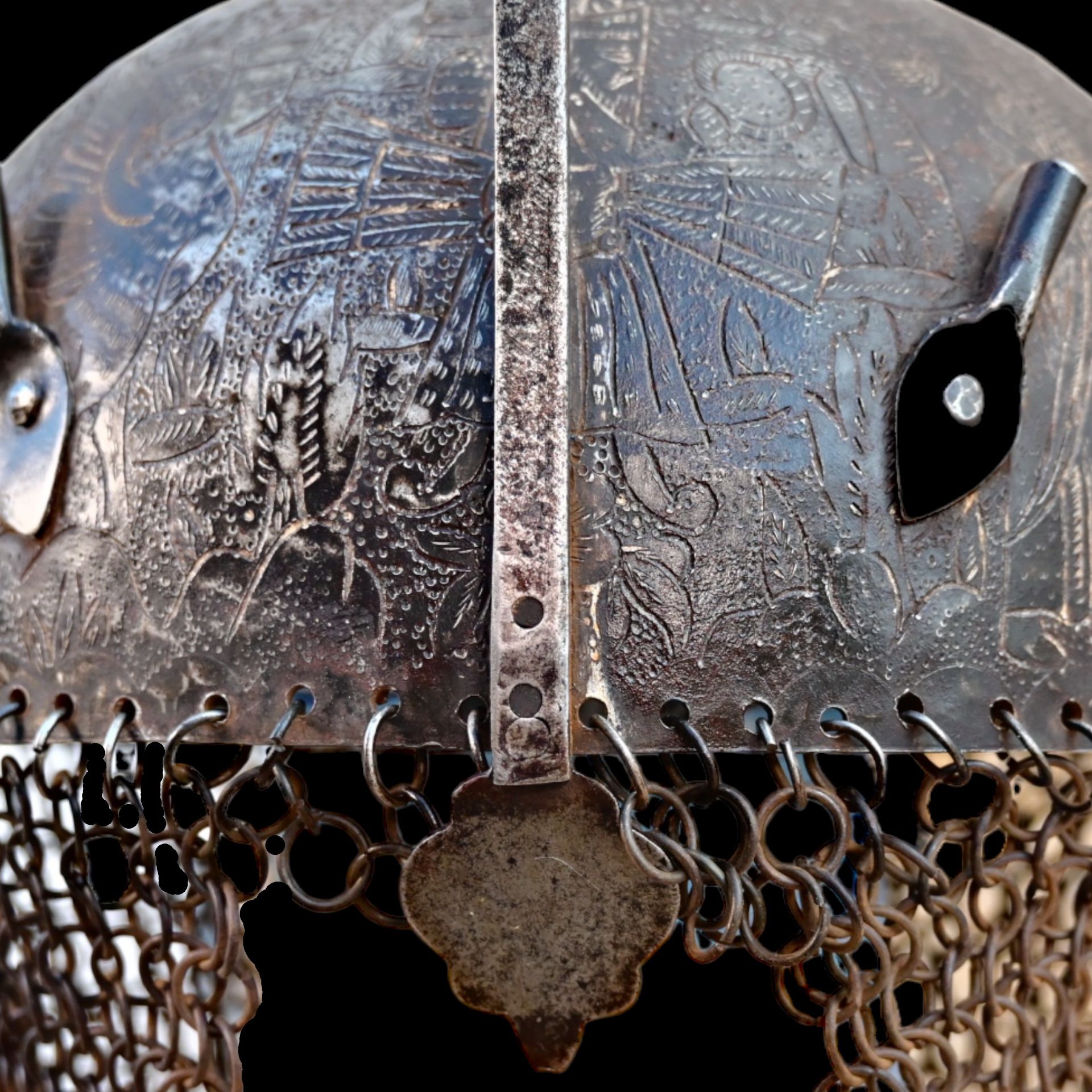 AN INDO-PERSIAN HELMET WITH BEAUTIFUL DECOR, 19TH CENTURY. - Image 5 of 10