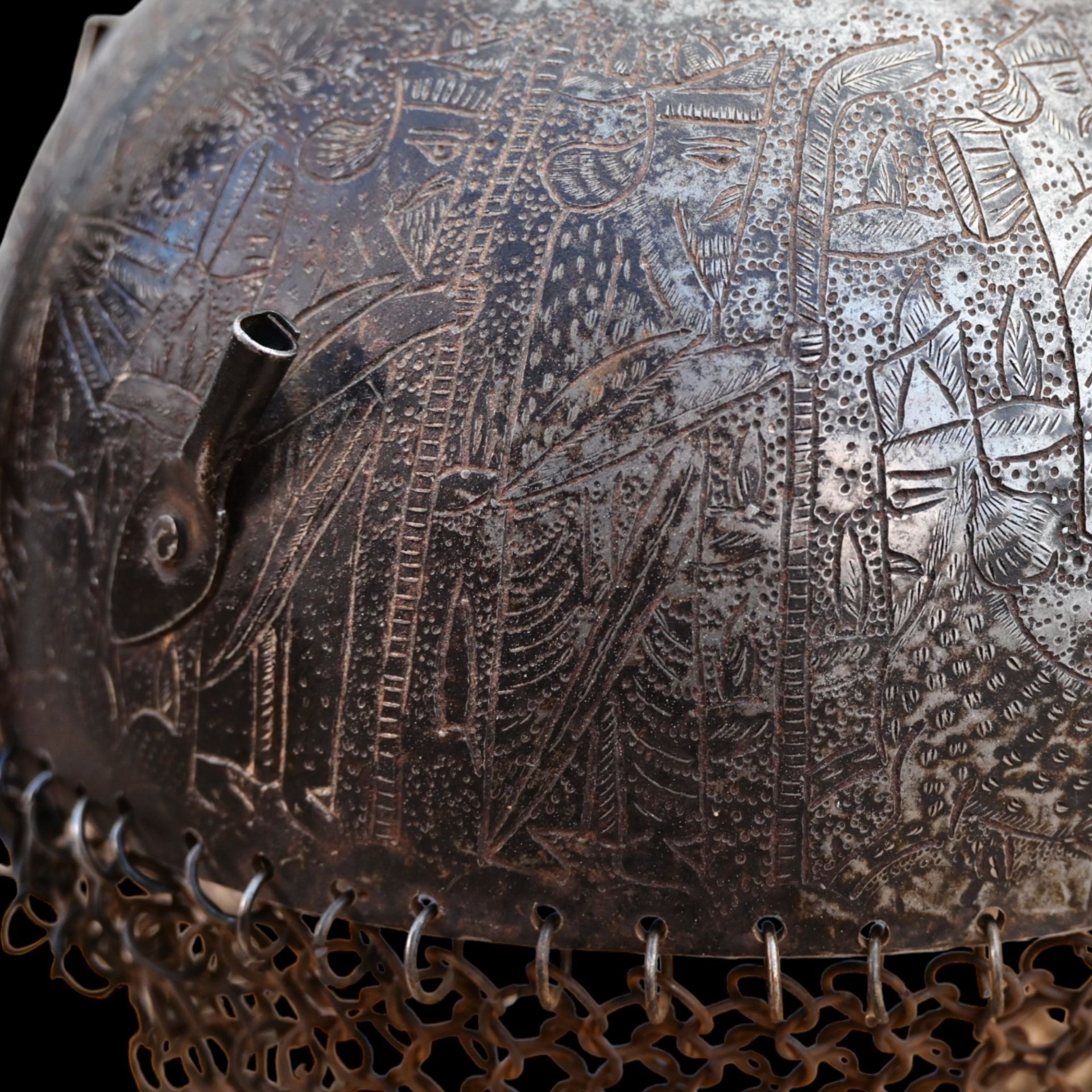 AN INDO-PERSIAN HELMET WITH BEAUTIFUL DECOR, 19TH CENTURY. - Image 4 of 10