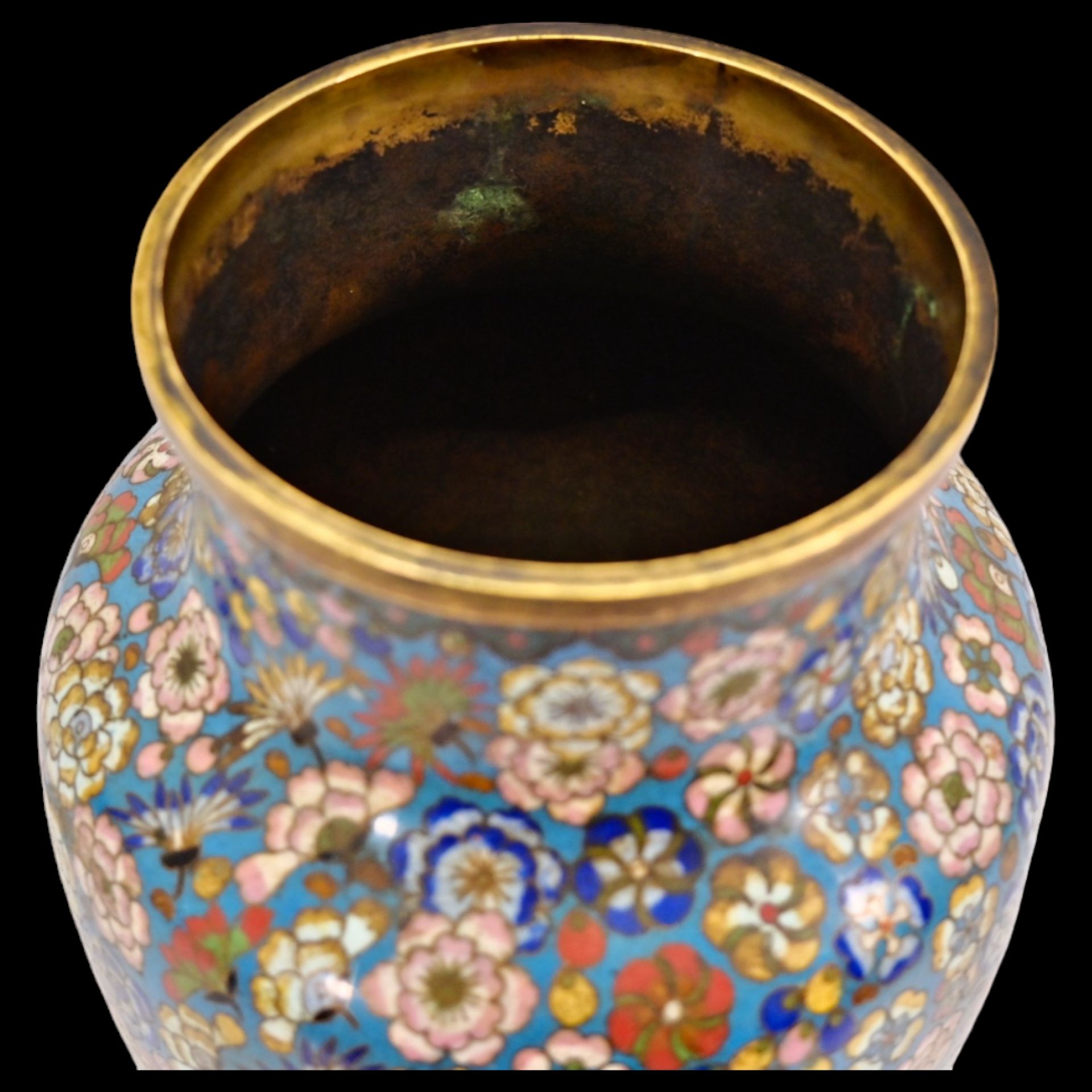 ANTIQUE CHINESE QING GILT CLOISONNE ENAMEL VASE - Image 5 of 6