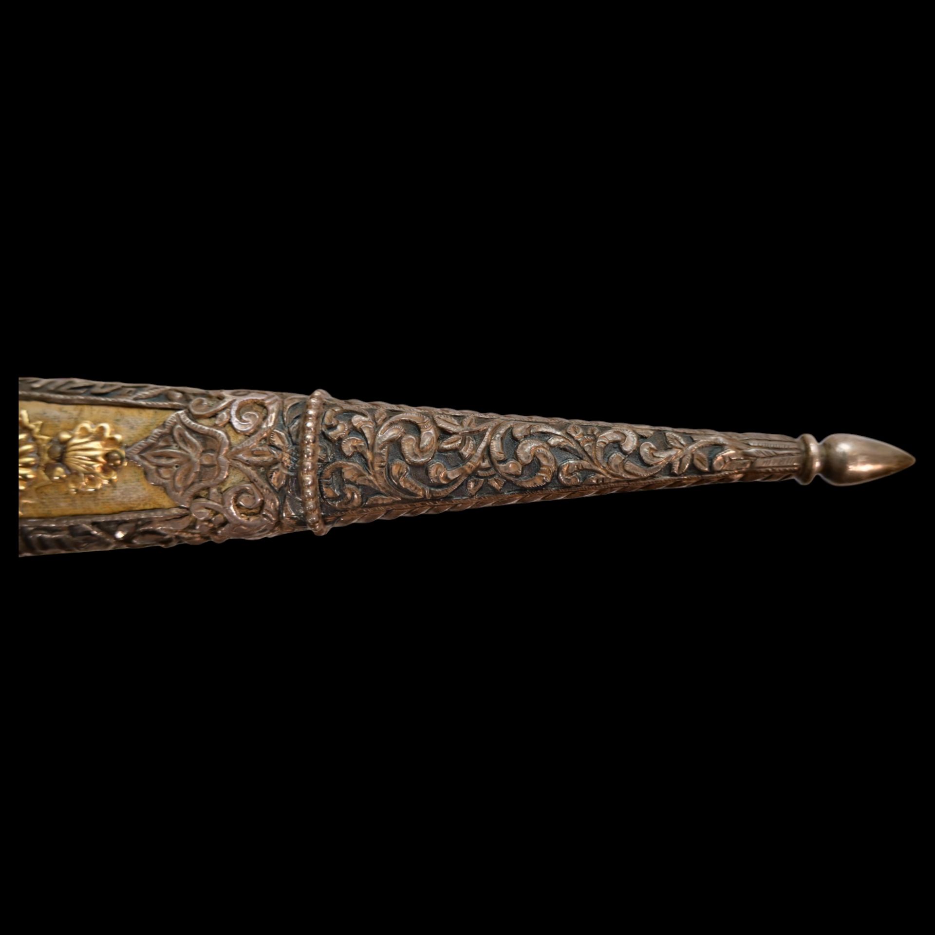 A PERSIAN ZAND DYNASTY KARD DAGGER WITH WOOTZ BLADE AND GOLD INLAY. - Image 17 of 27