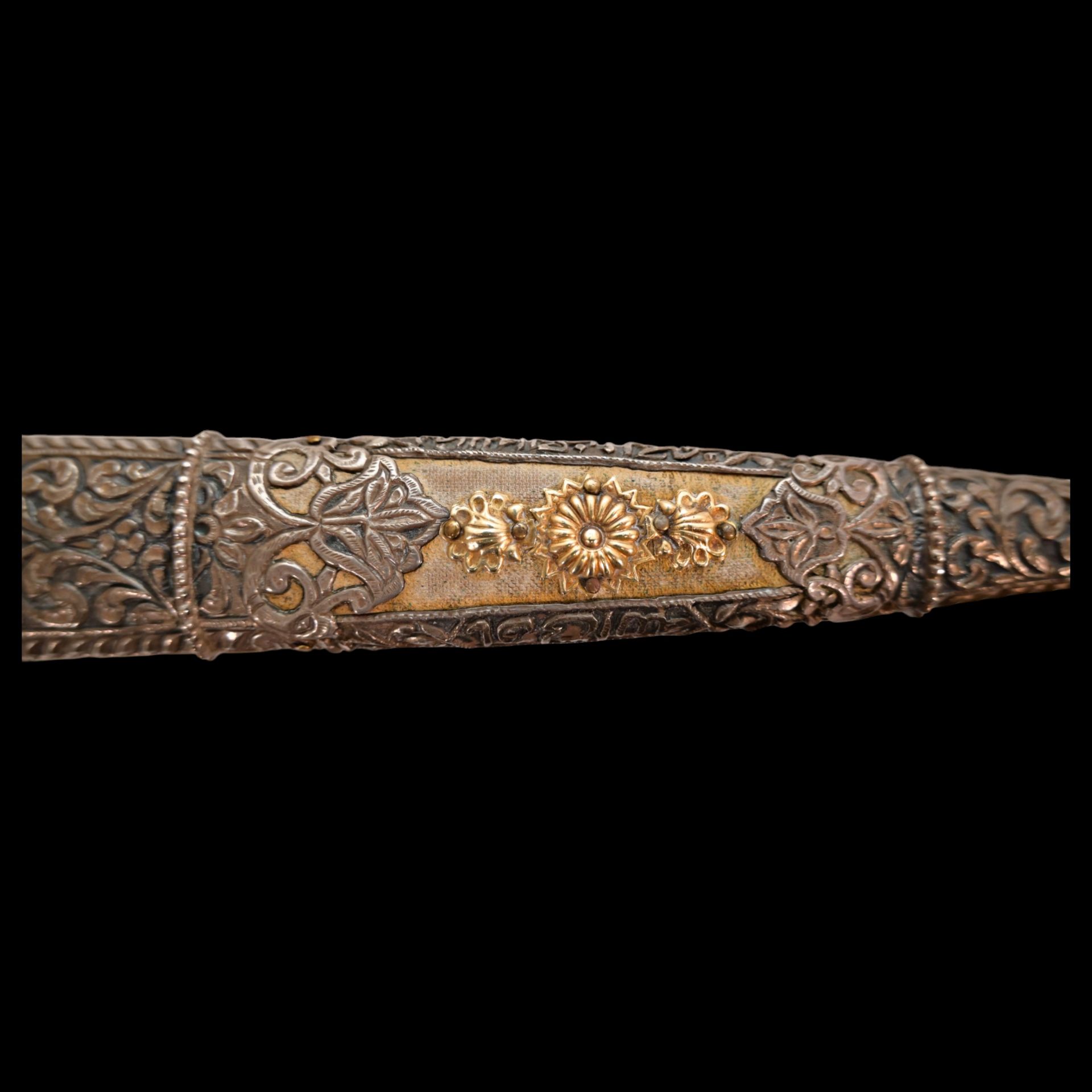 A PERSIAN ZAND DYNASTY KARD DAGGER WITH WOOTZ BLADE AND GOLD INLAY. - Image 16 of 27